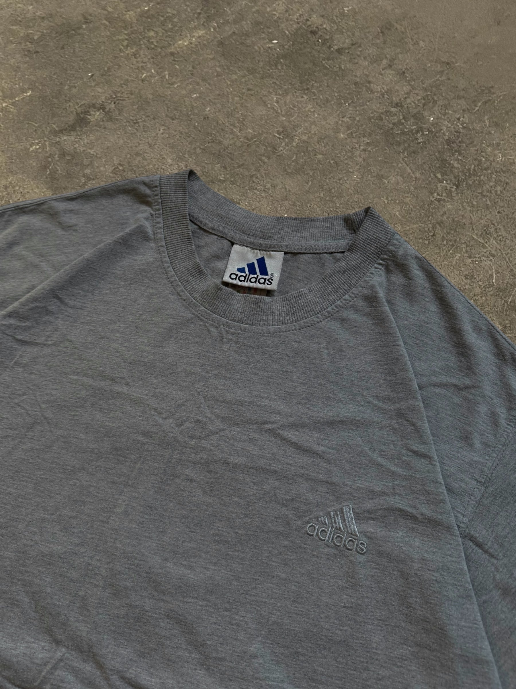 VINTAGE 90S ADIDAS T-SHIRT