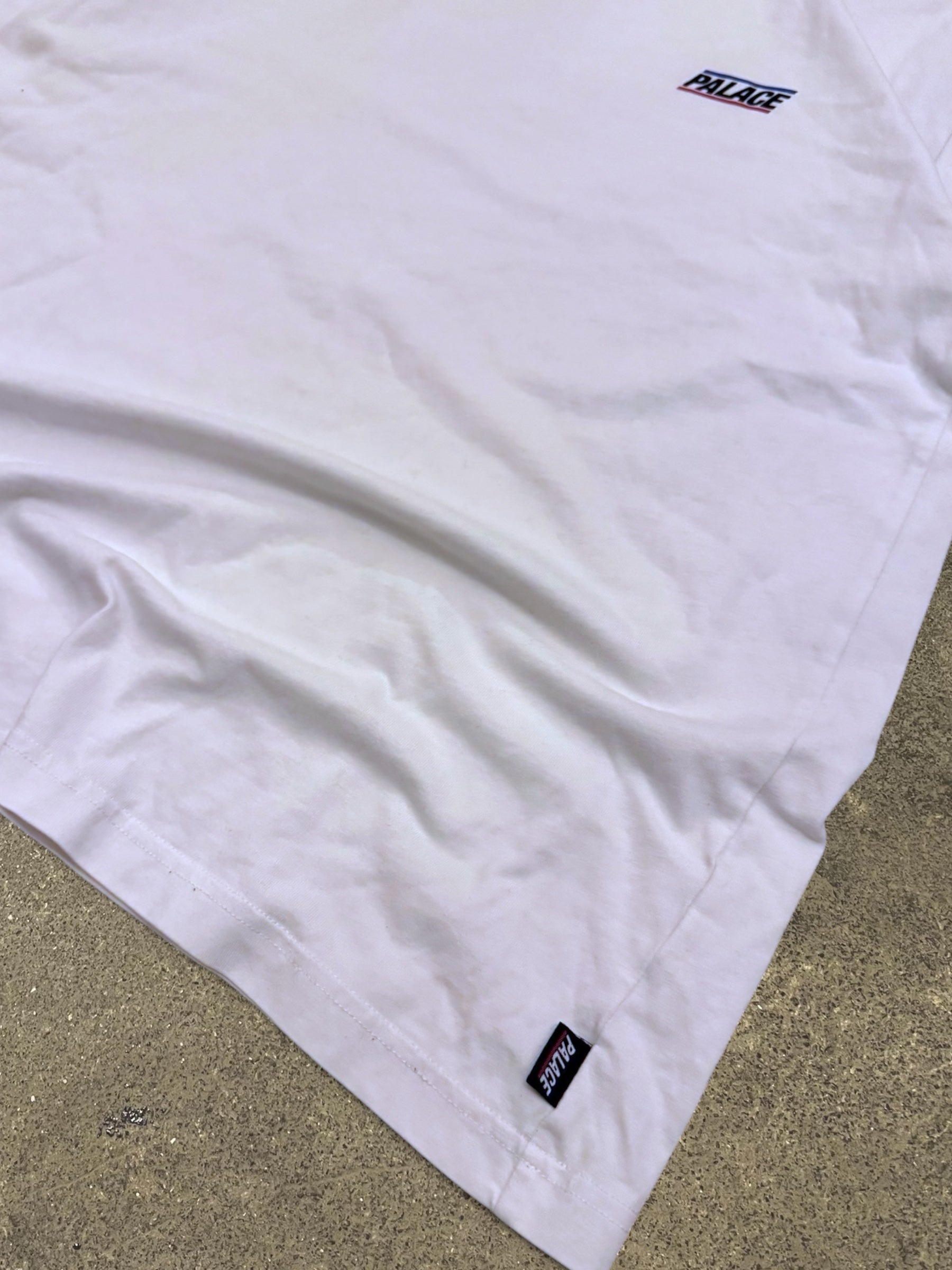 PALACE BASICALLY A T-SHIRT