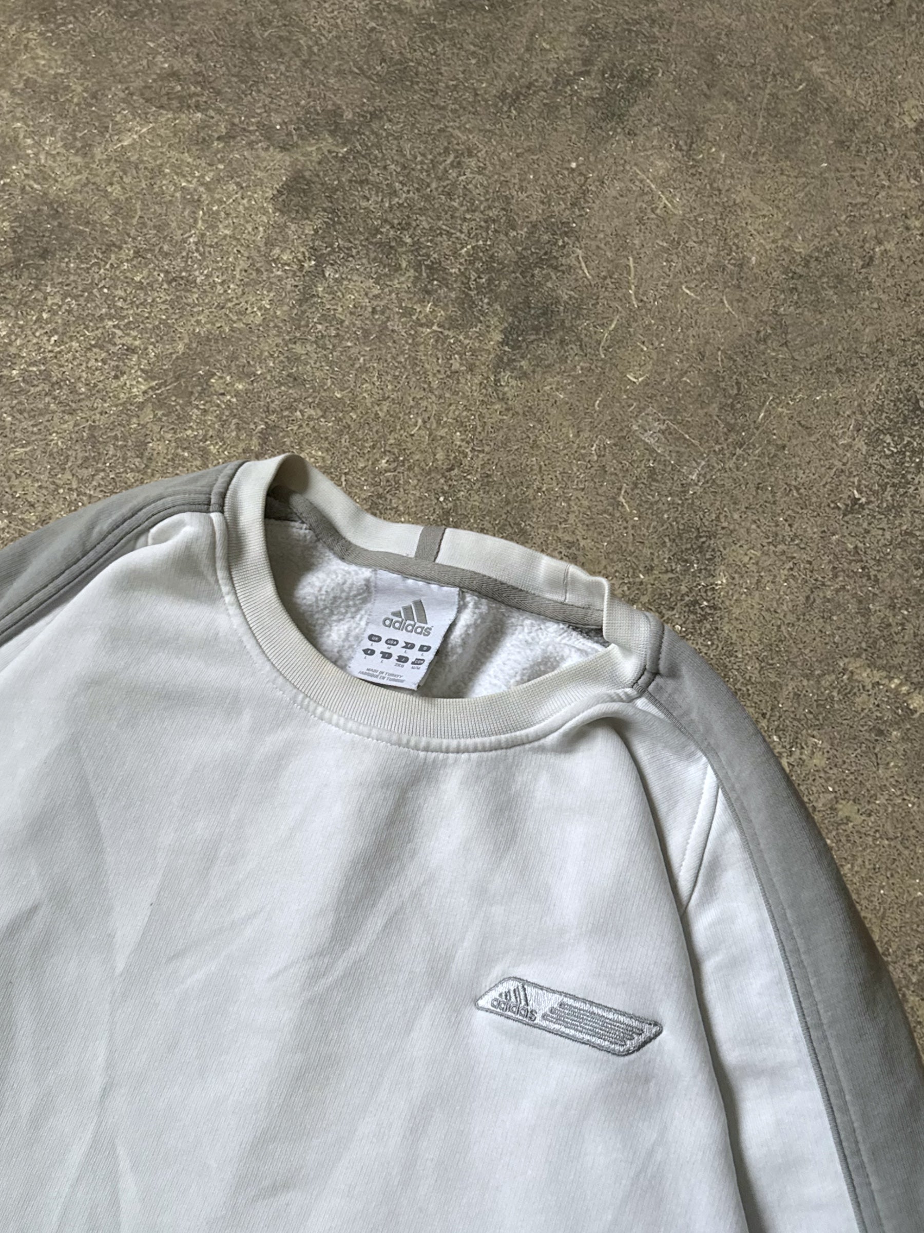 VINTAGE 00S ADIDAS SWEATSHIRT