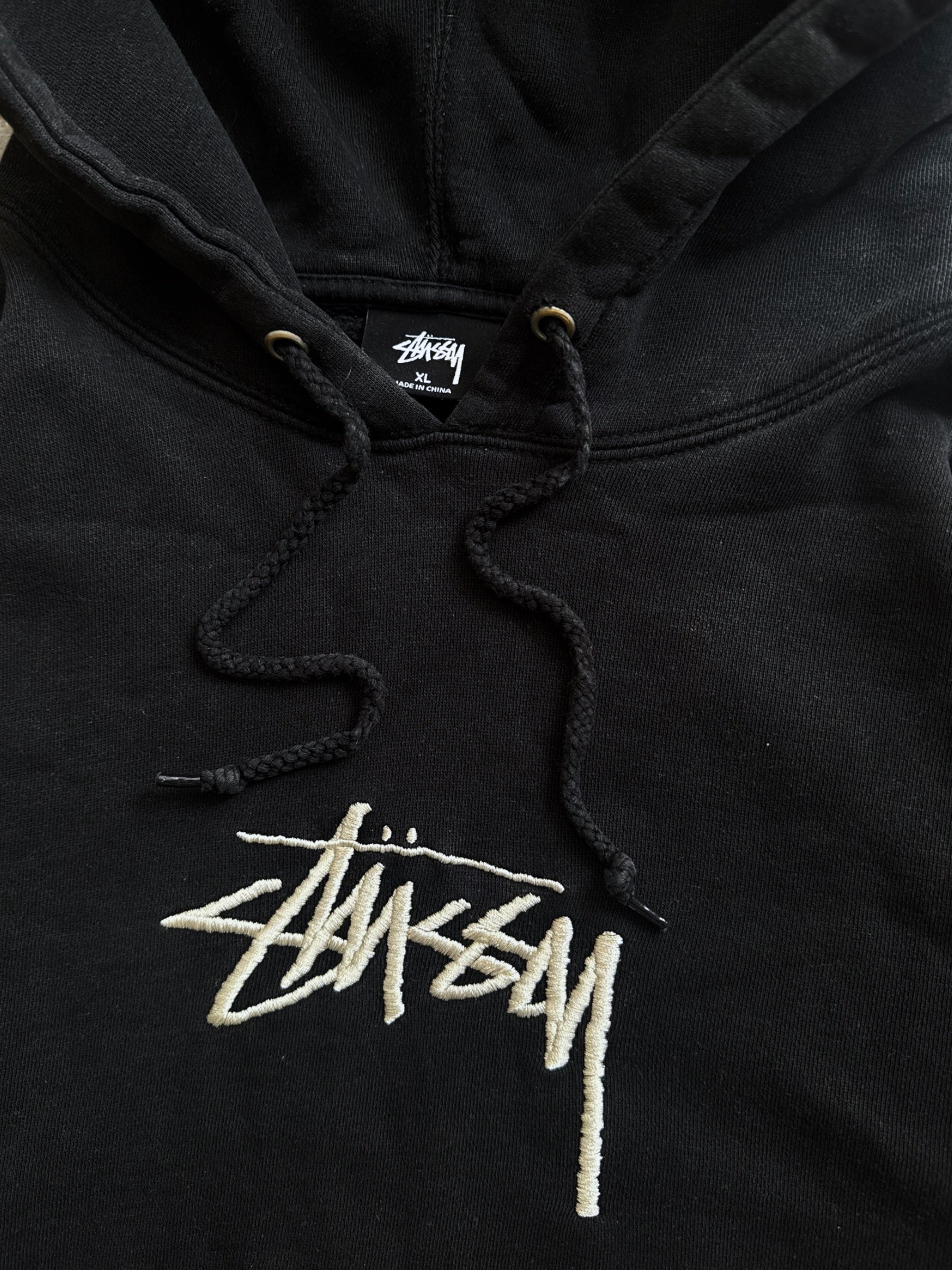 STÜSSY BLACK APPLIQUE LOGO HOODIE