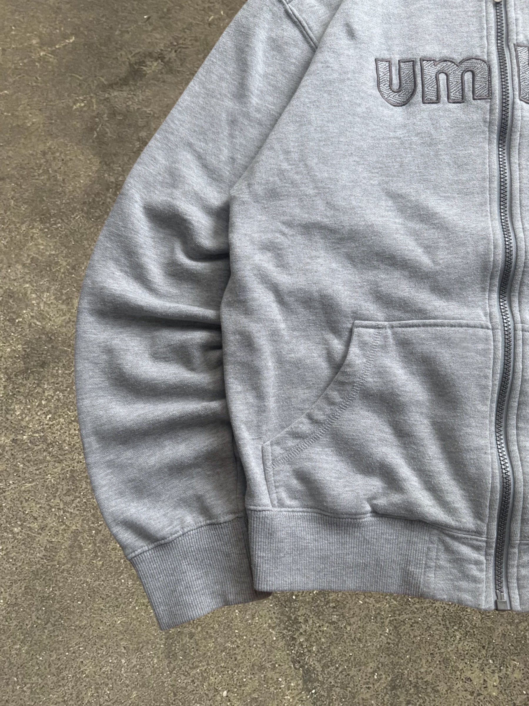 VINTAGE UMBRO GREY ZIP-UP HOODIE