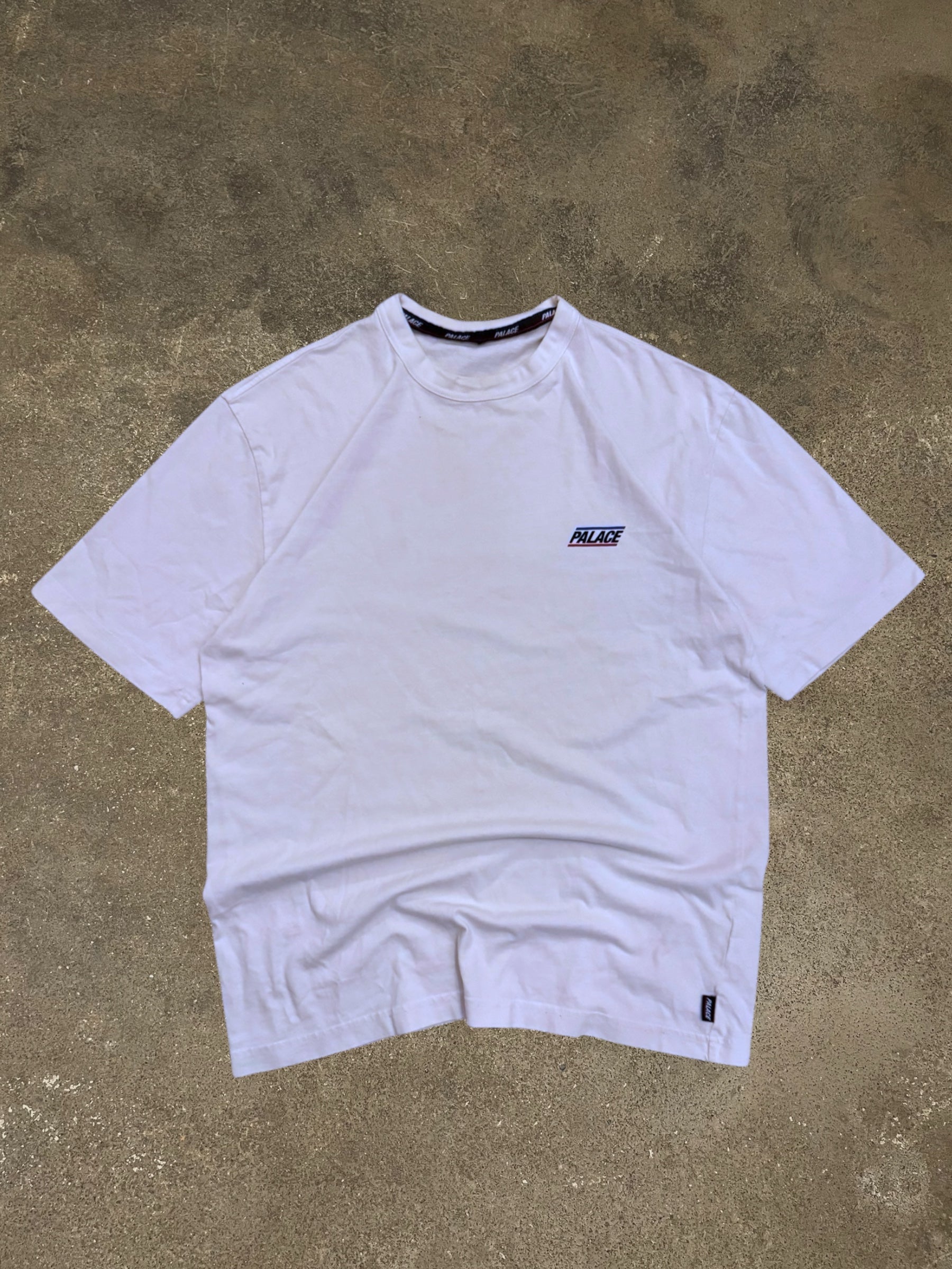 PALACE BASICALLY A T-SHIRT