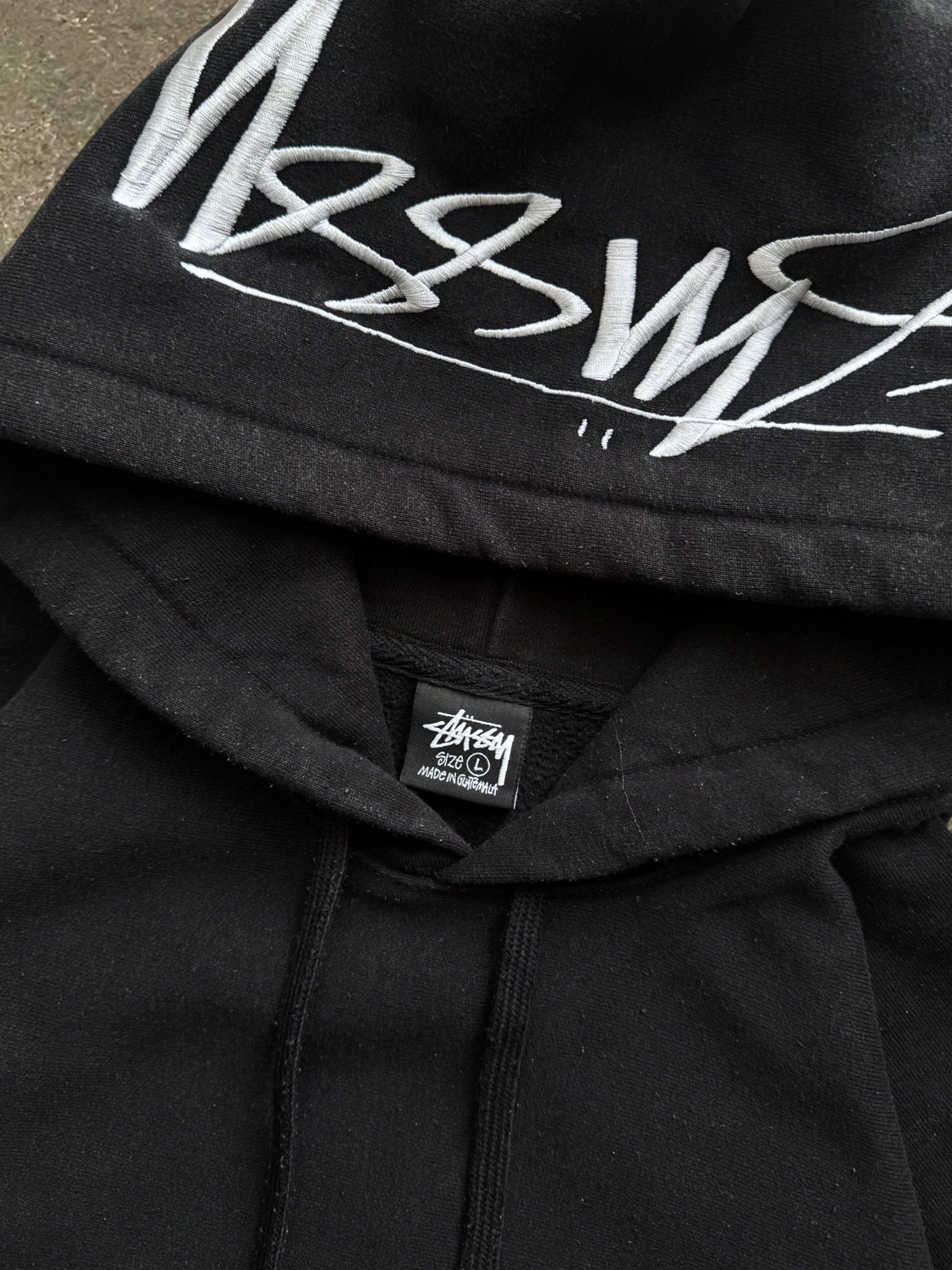 STÜSSY BLACK BACK HOOD APPLIQUE HOODIE