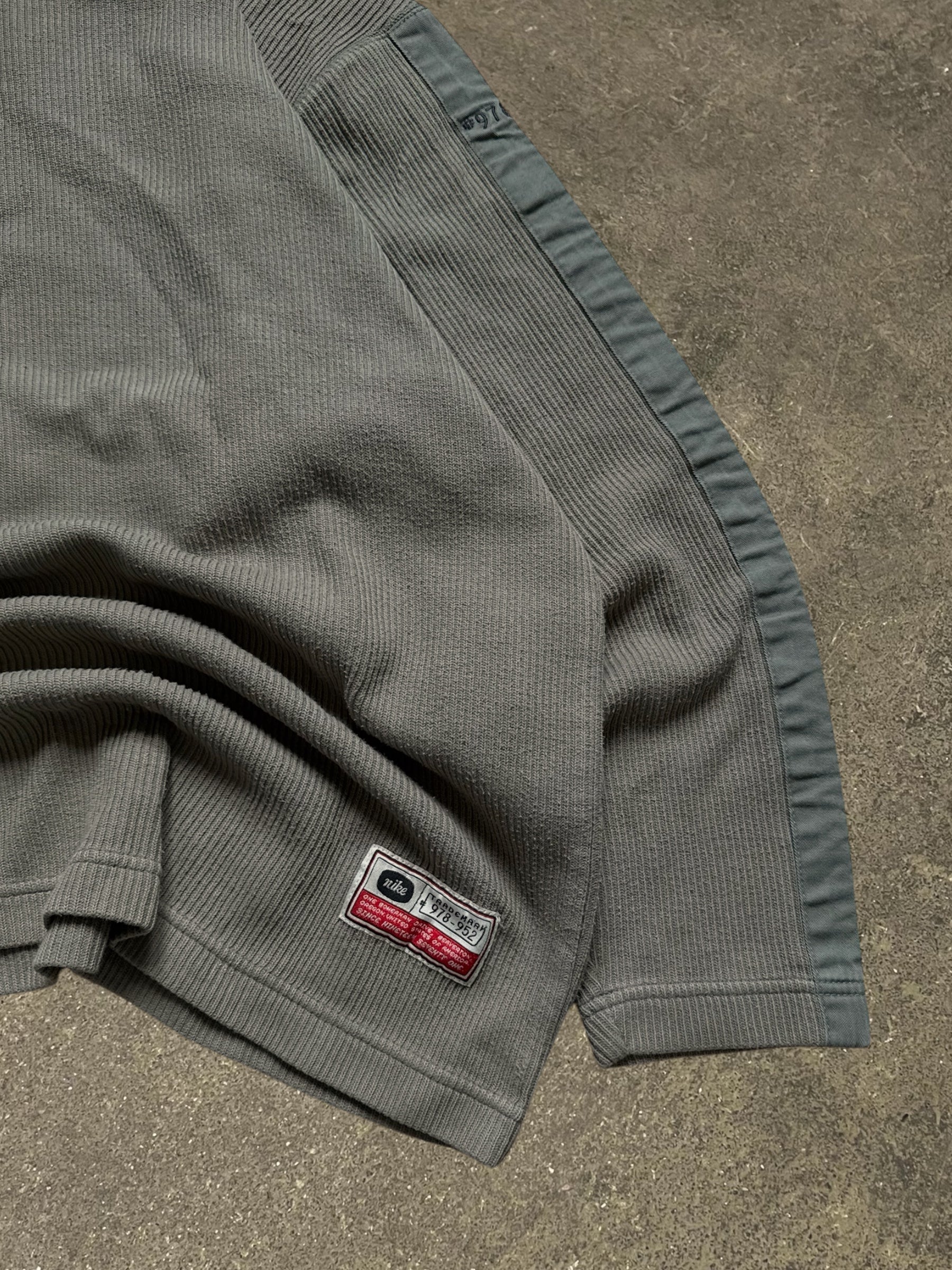 VINTAGE 00S NIKE SWEATSHIRT