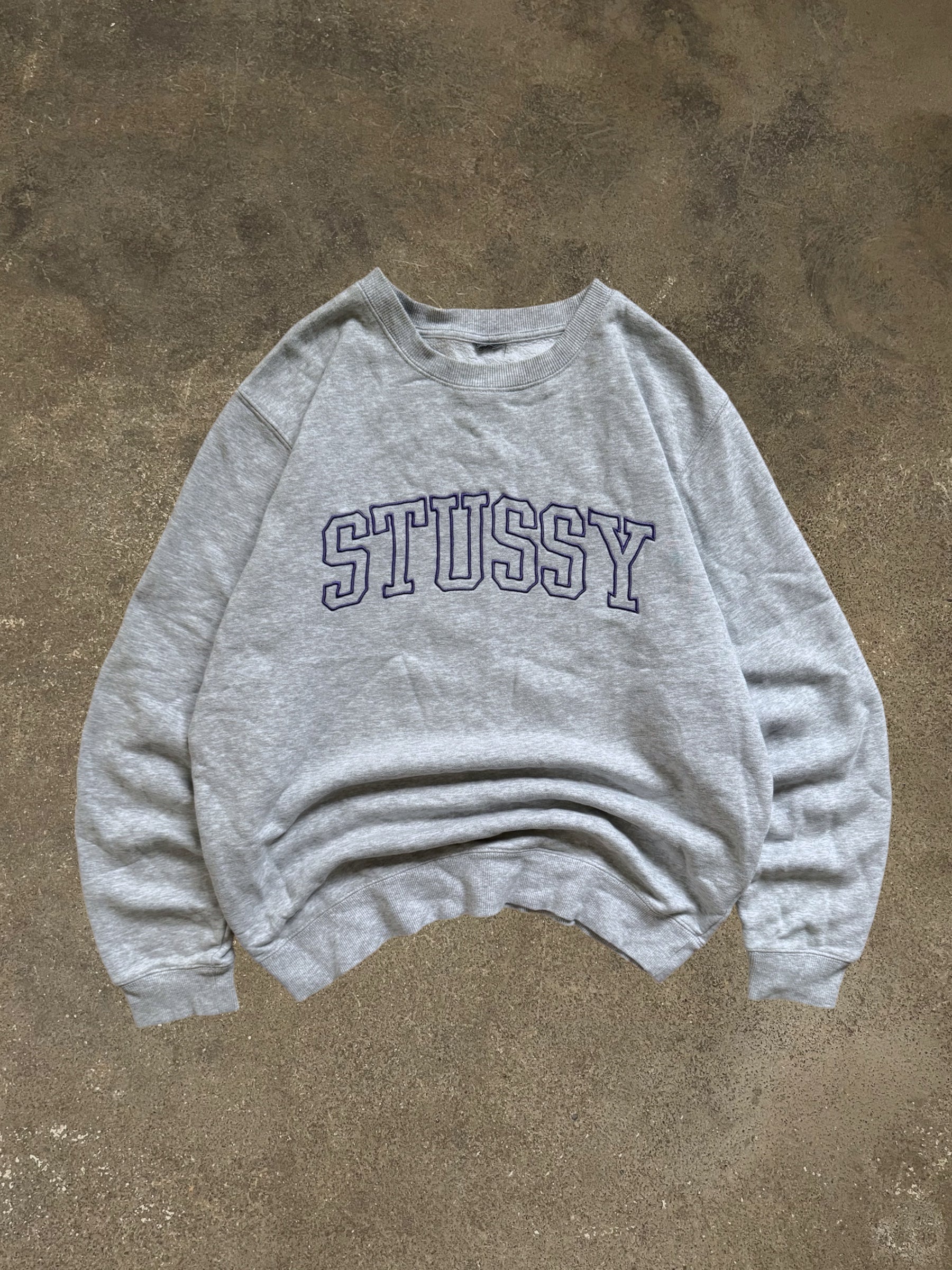 STÜSSY GREY SPELLOUT LOGO SWEATSHIRT