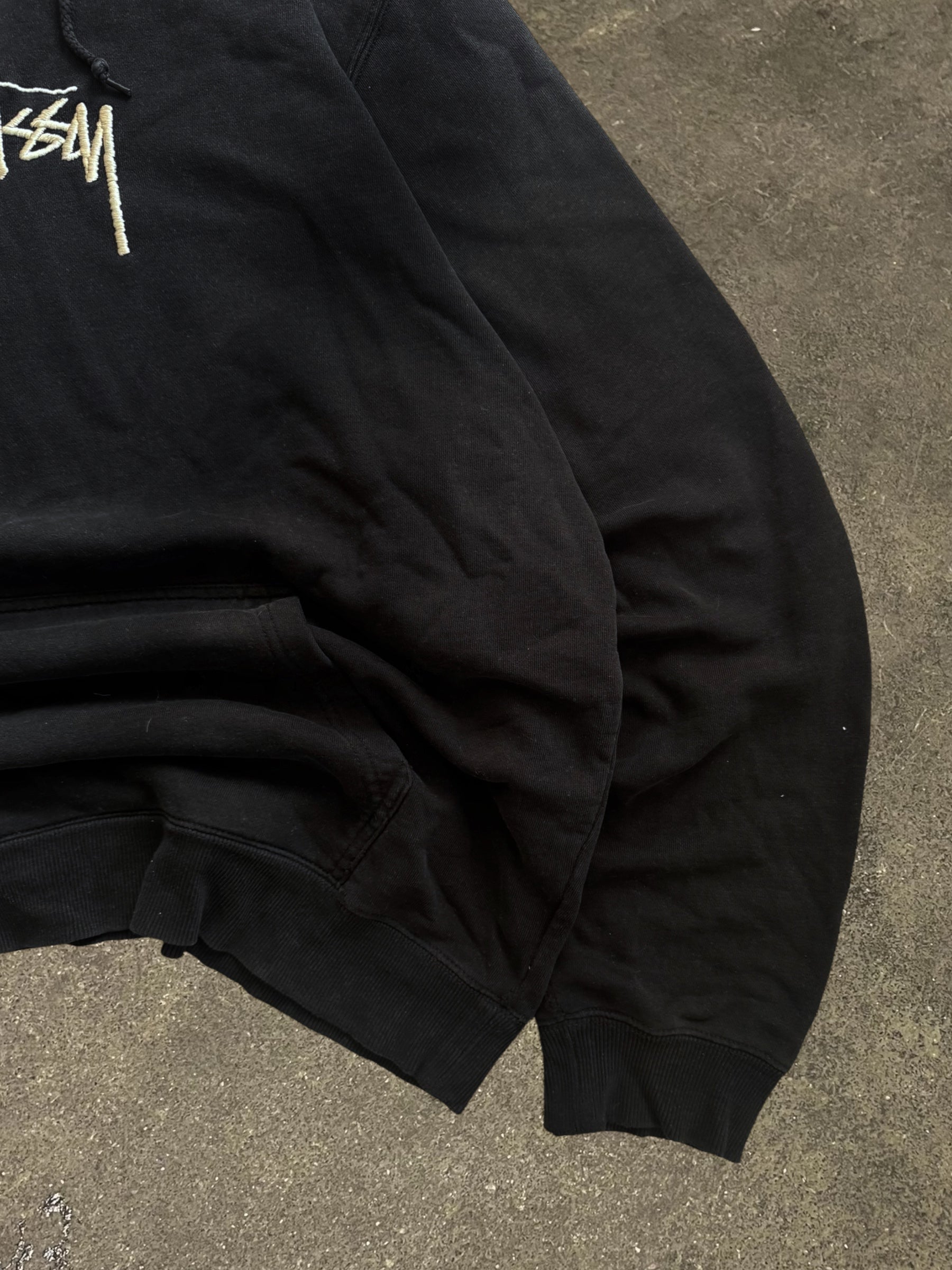 STÜSSY BLACK APPLIQUE LOGO HOODIE