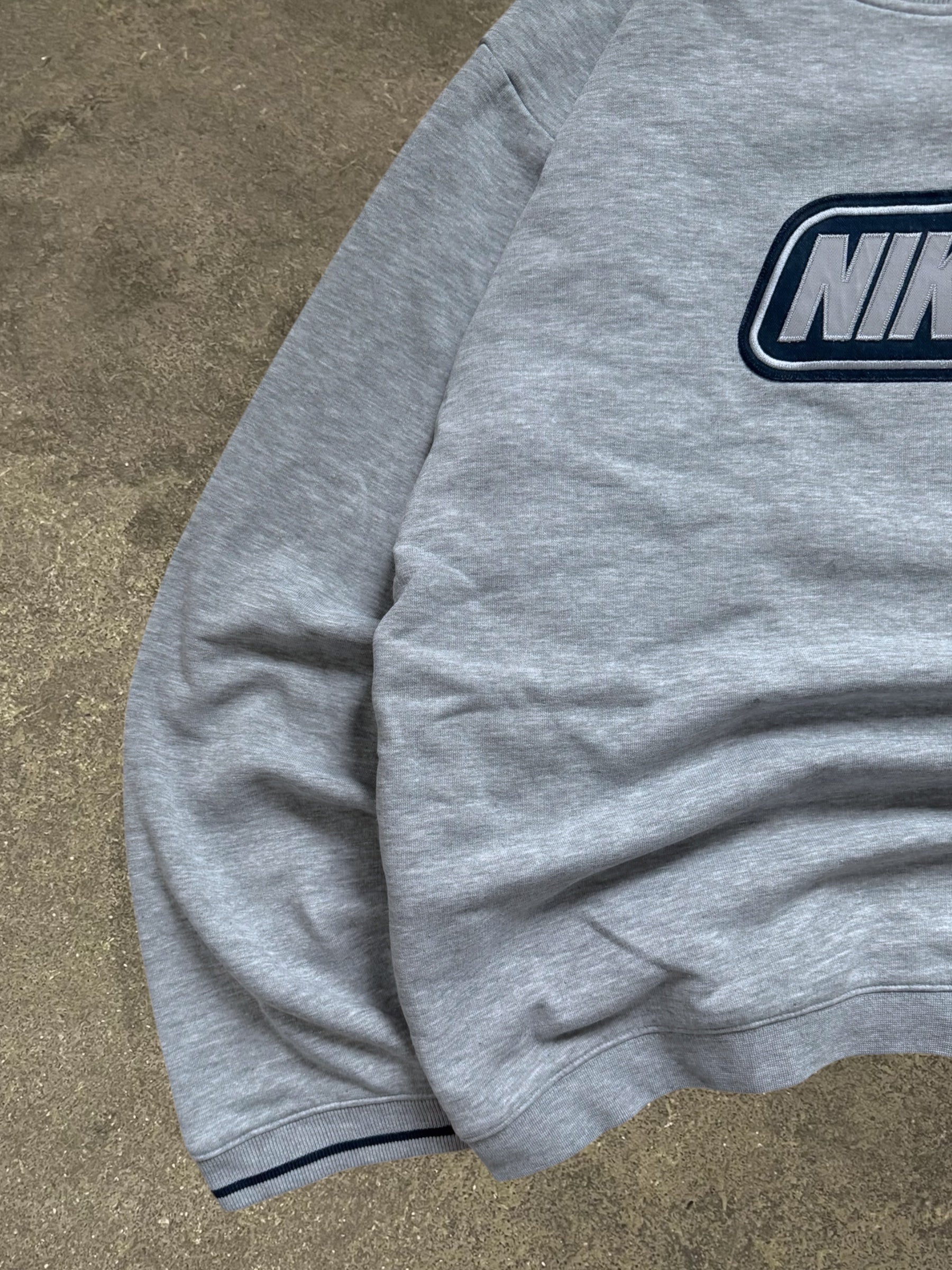 VINTAGE 00S NIKE SWEATSHIRT