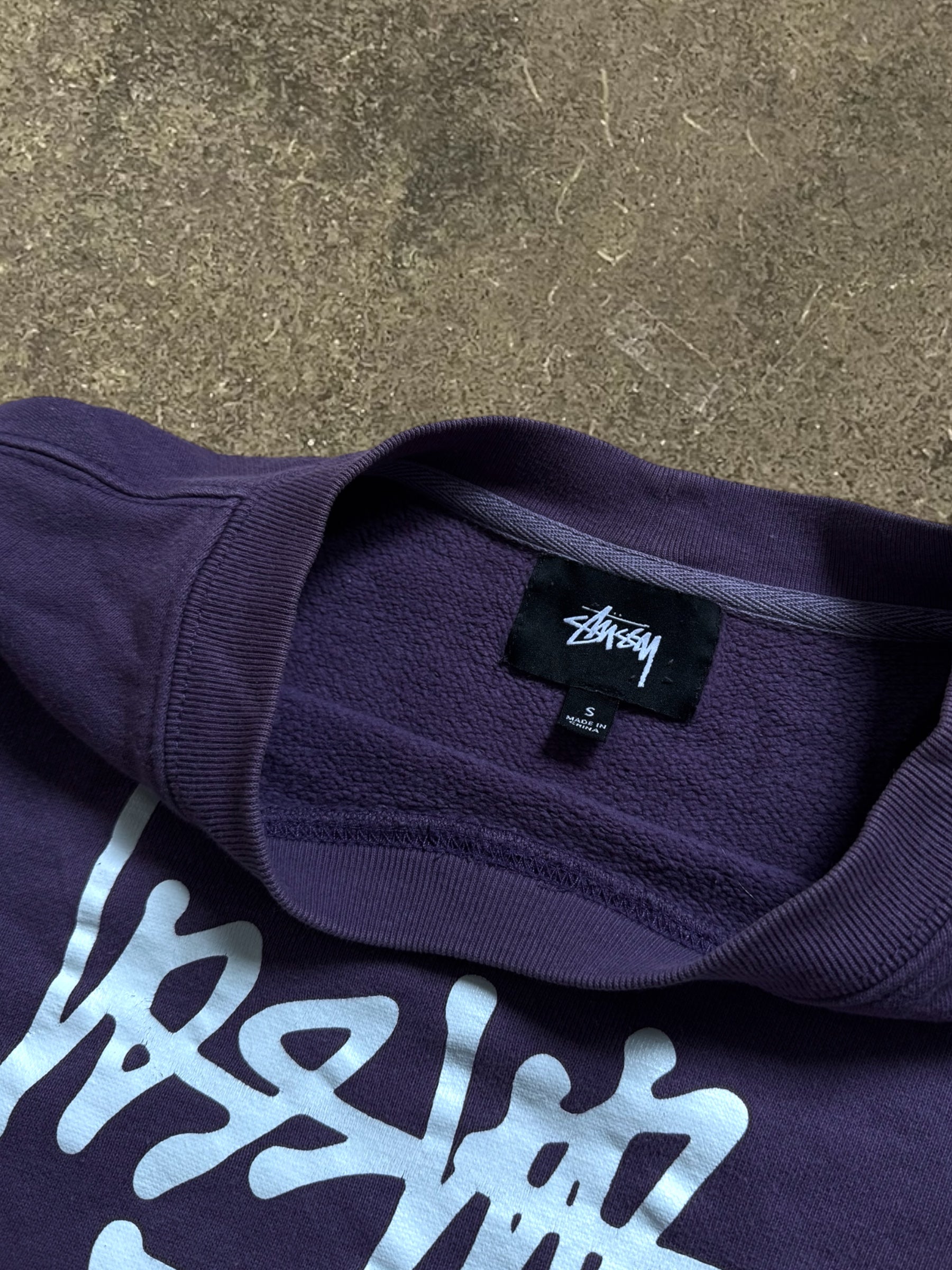 STÜSSY UPSIDE DOWN LOGO SWEATSHIRT