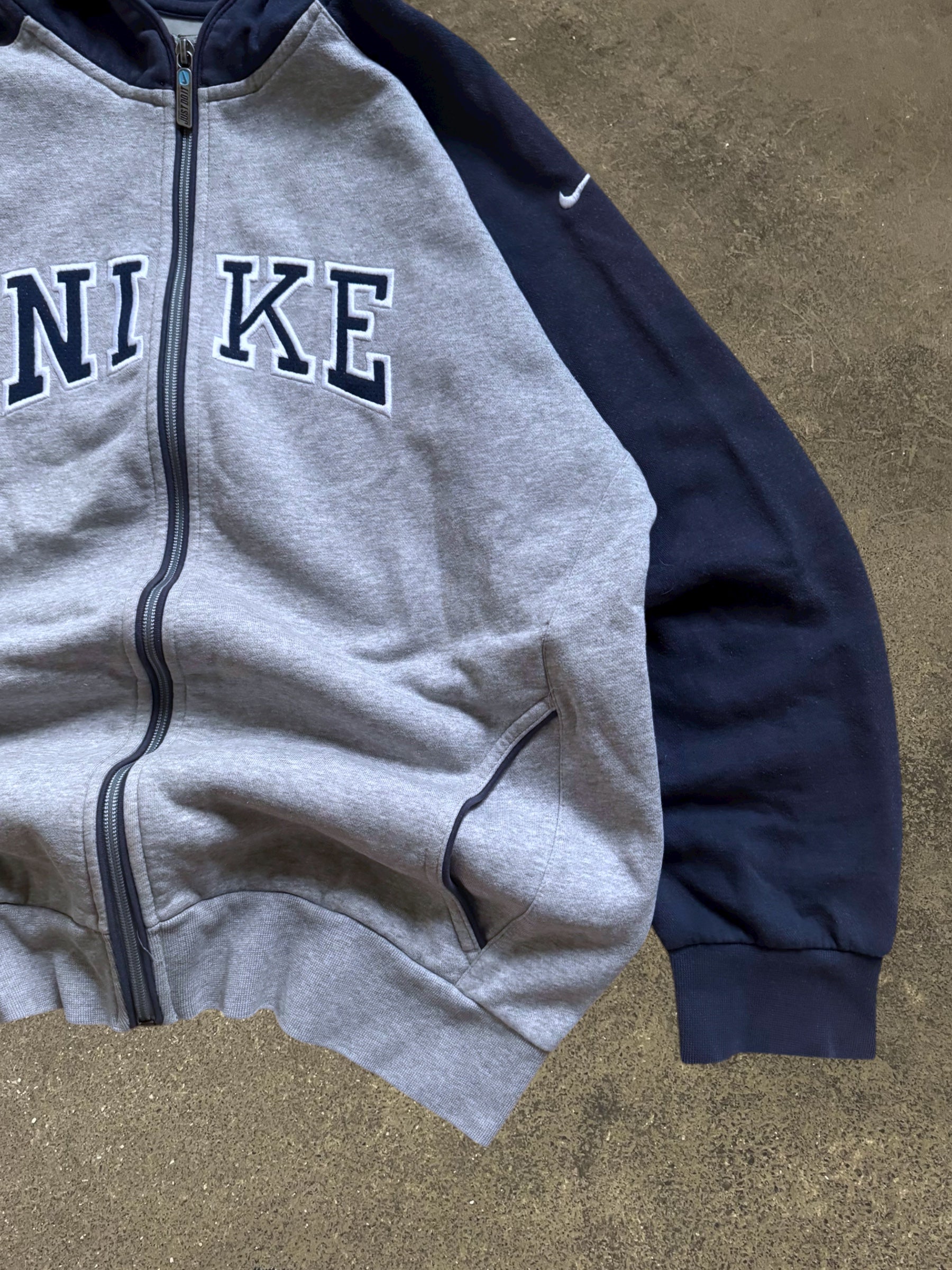 VINTAGE 00S NIKE SPELLOUT LOGO HOODIE