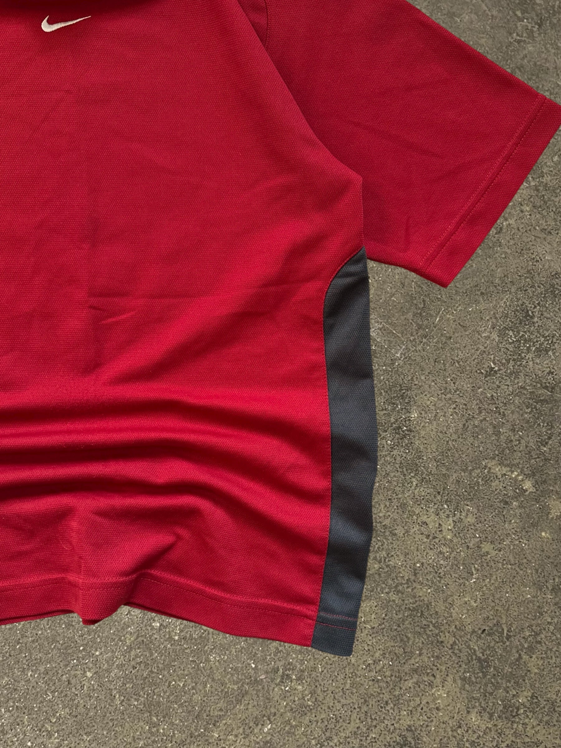 VINTAGE 00S RED NIKE T-SHIRT