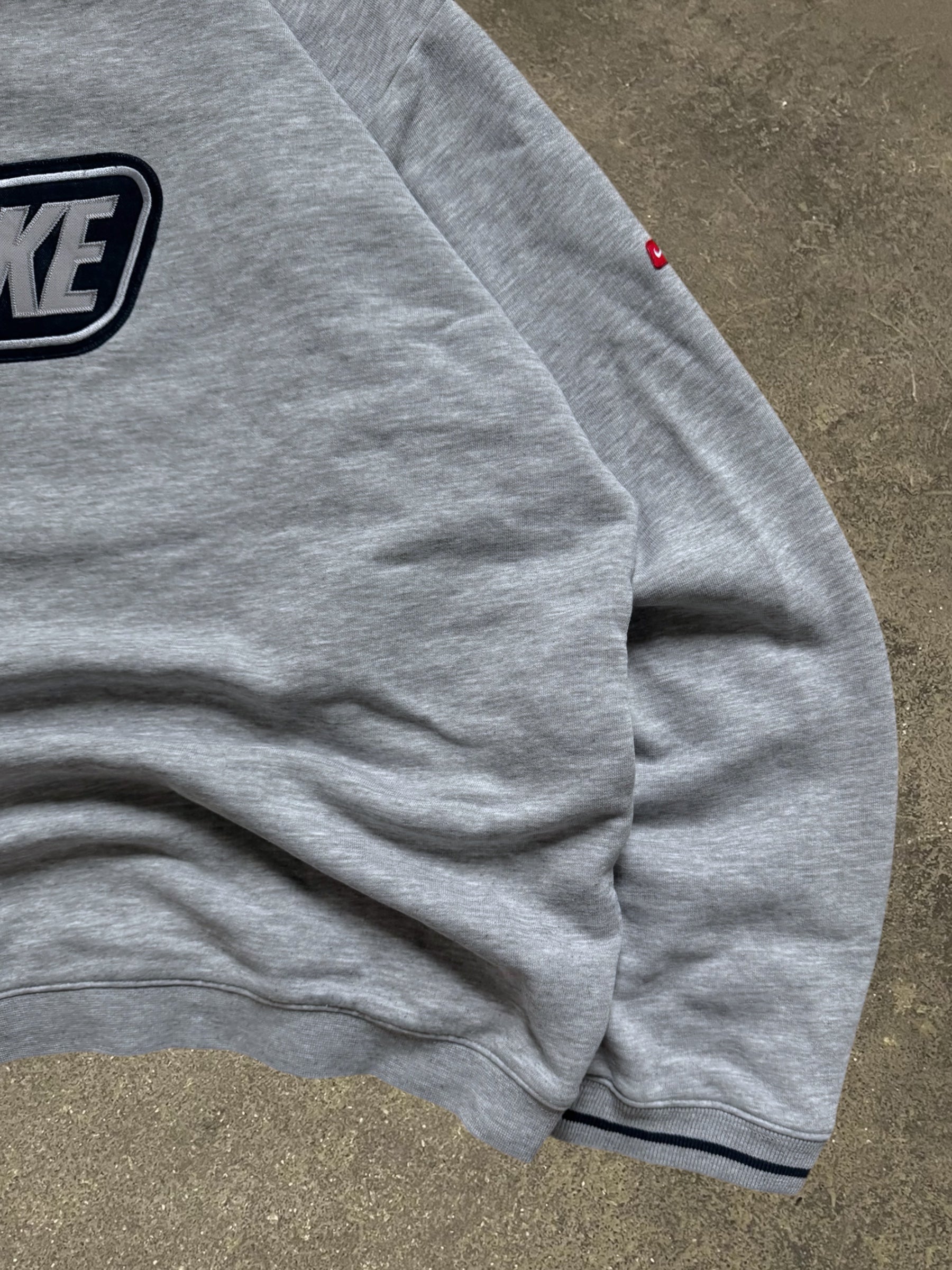 VINTAGE 00S NIKE SWEATSHIRT
