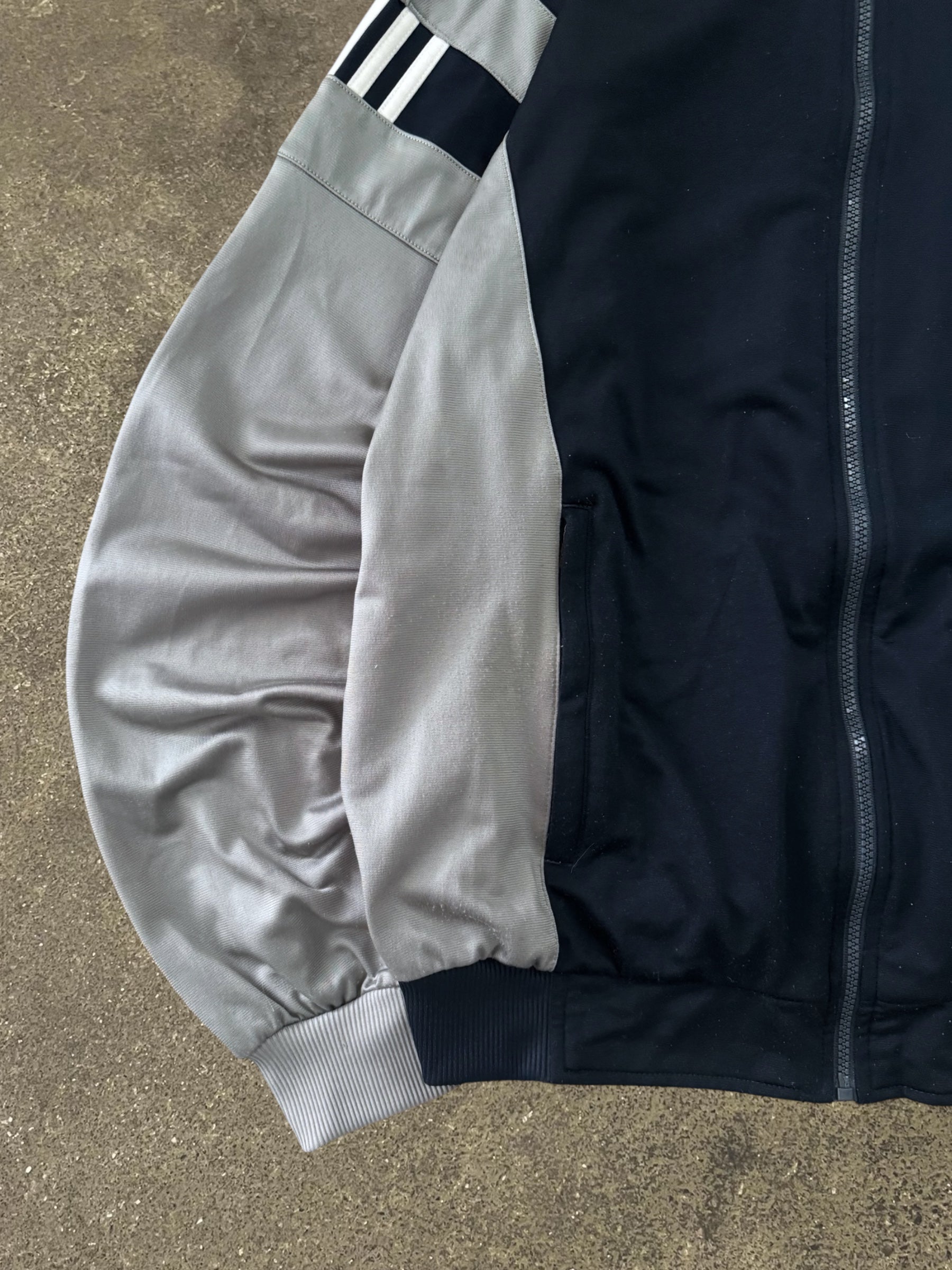 VINTAGE 00S NAVY ADIDAS TRACK JACKET