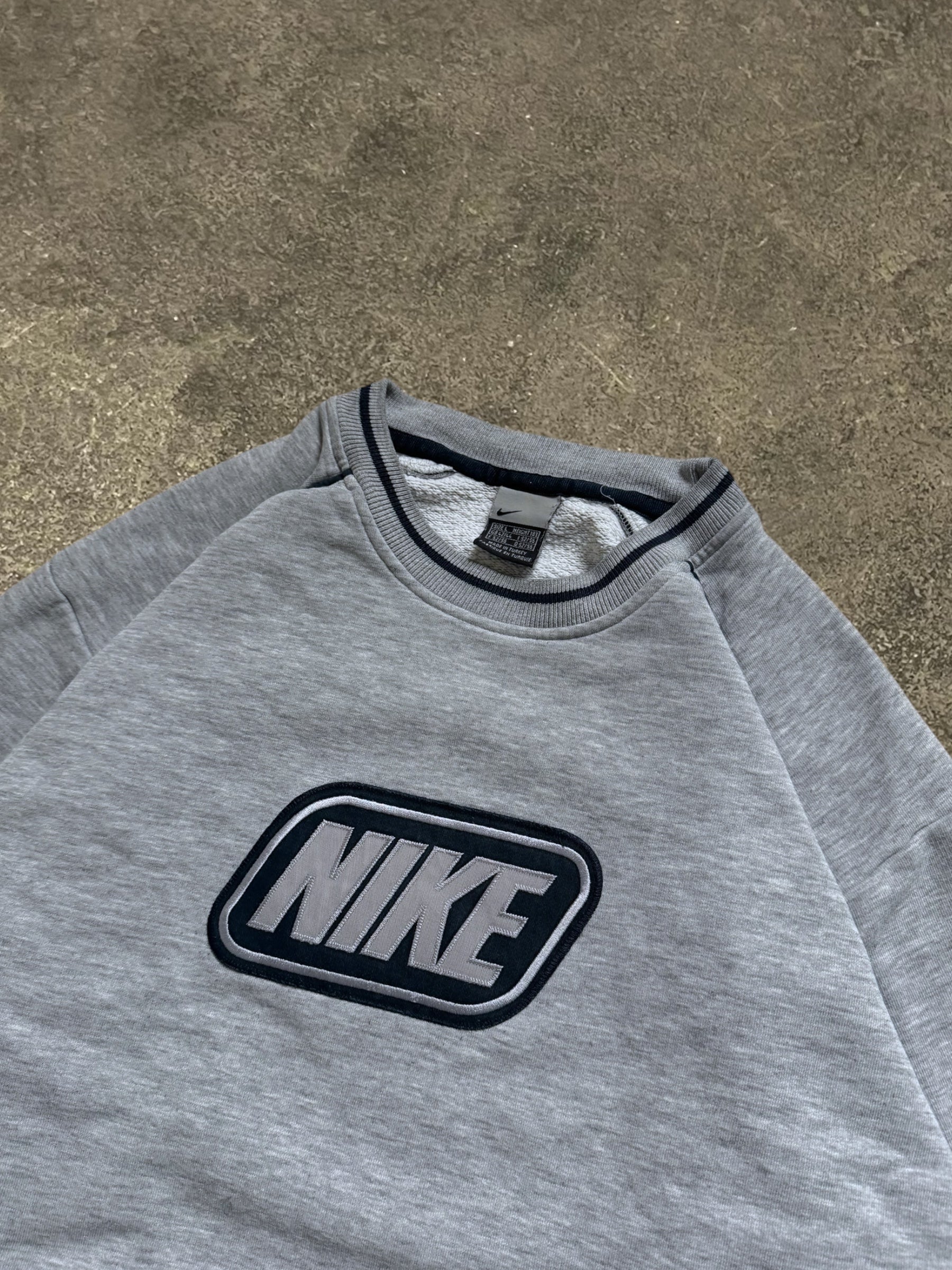 VINTAGE 00S NIKE SWEATSHIRT