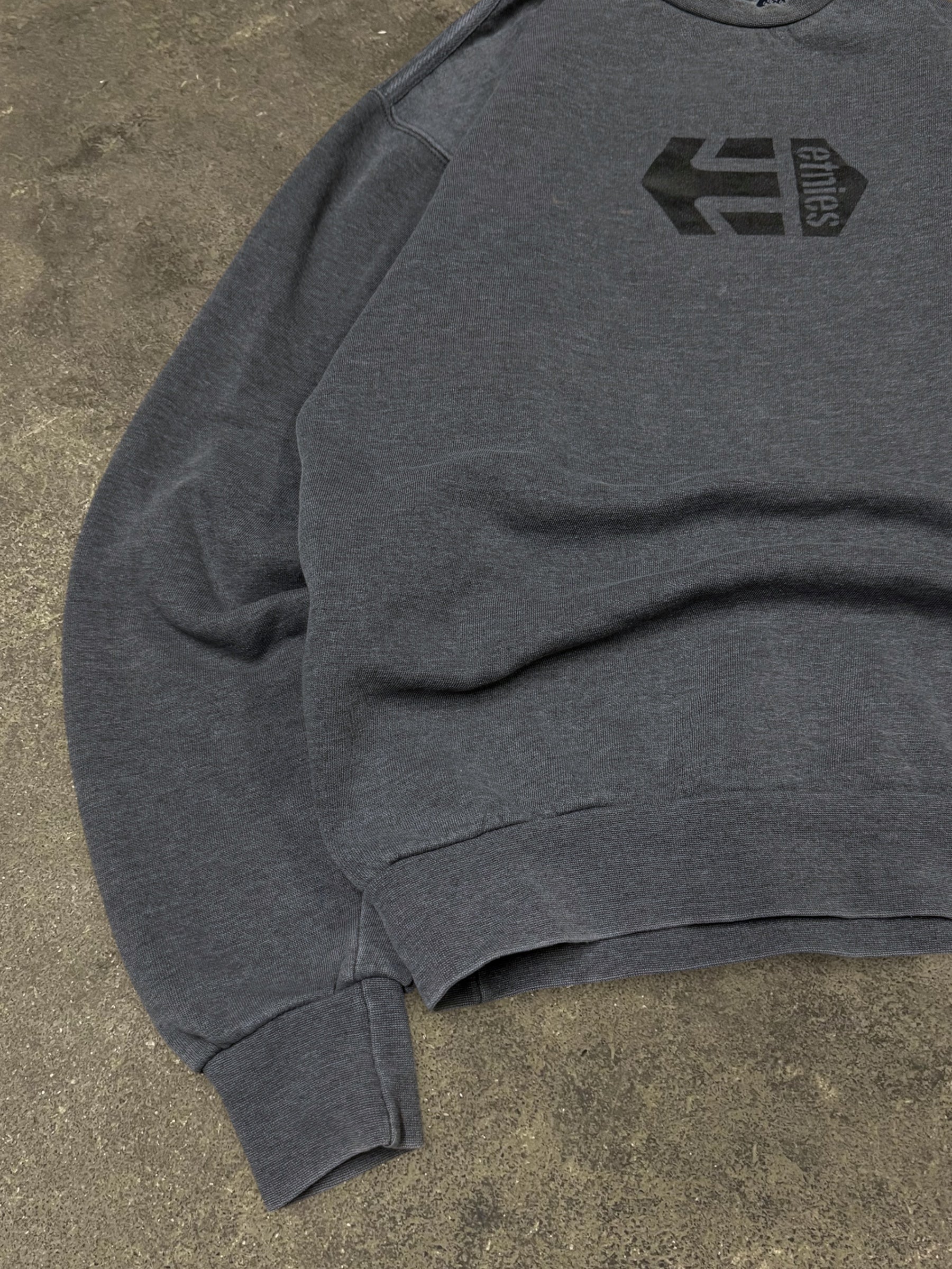 VINTAGE 90S ETNIES SWEATSHIRT