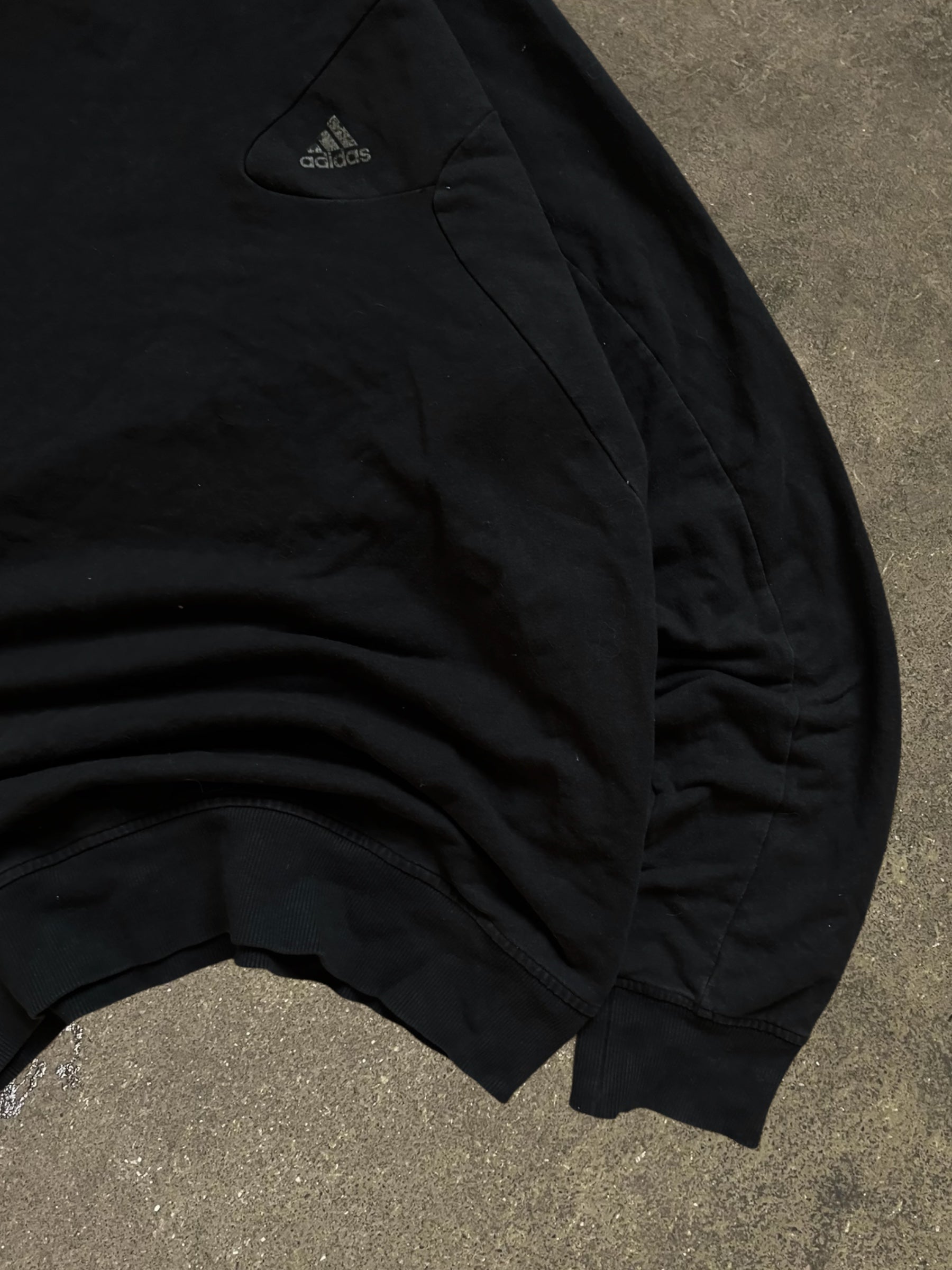 VINTAGE 00S BLACK ADIDAS SWEATSHIRT