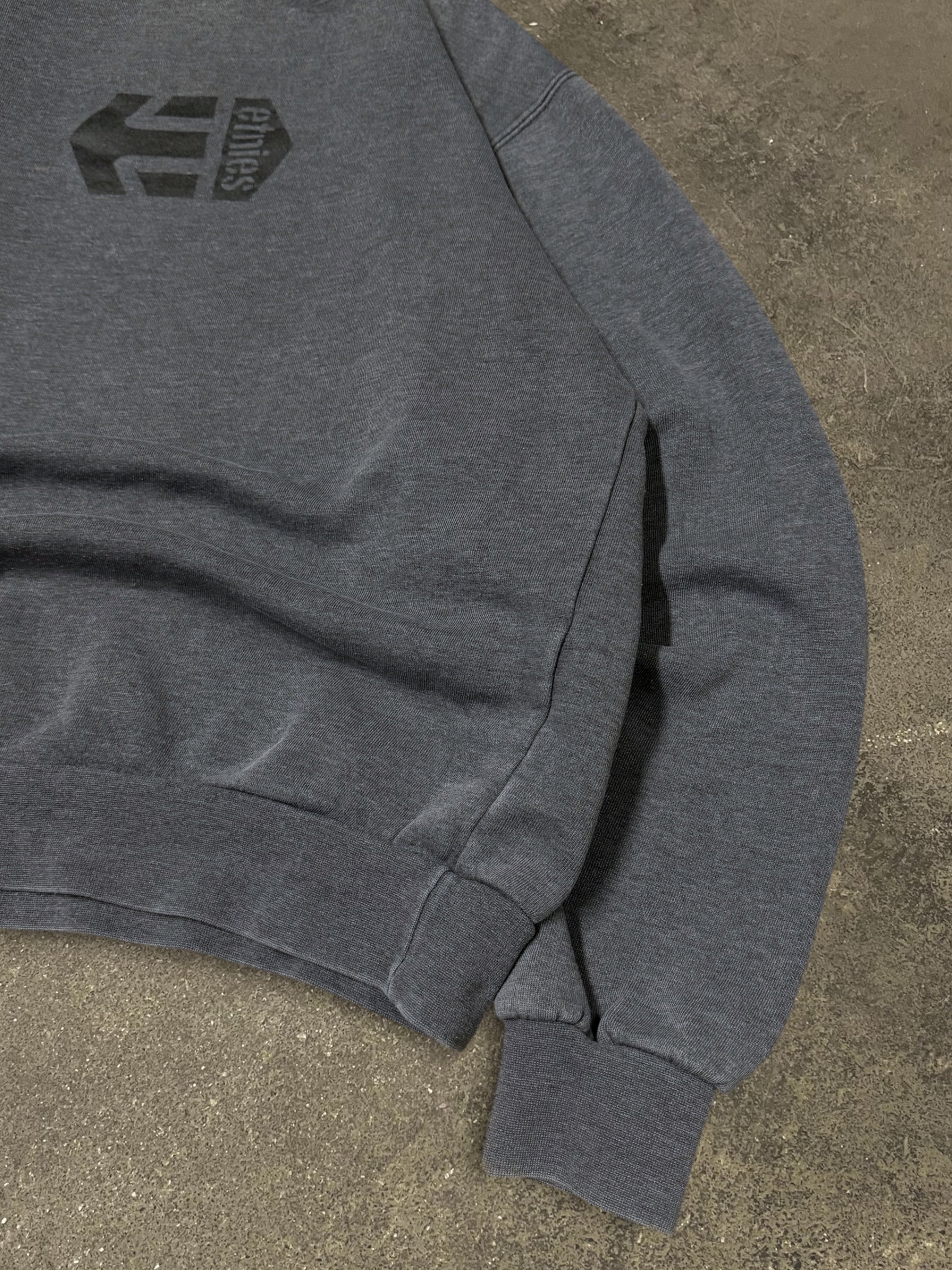 VINTAGE 90S ETNIES SWEATSHIRT