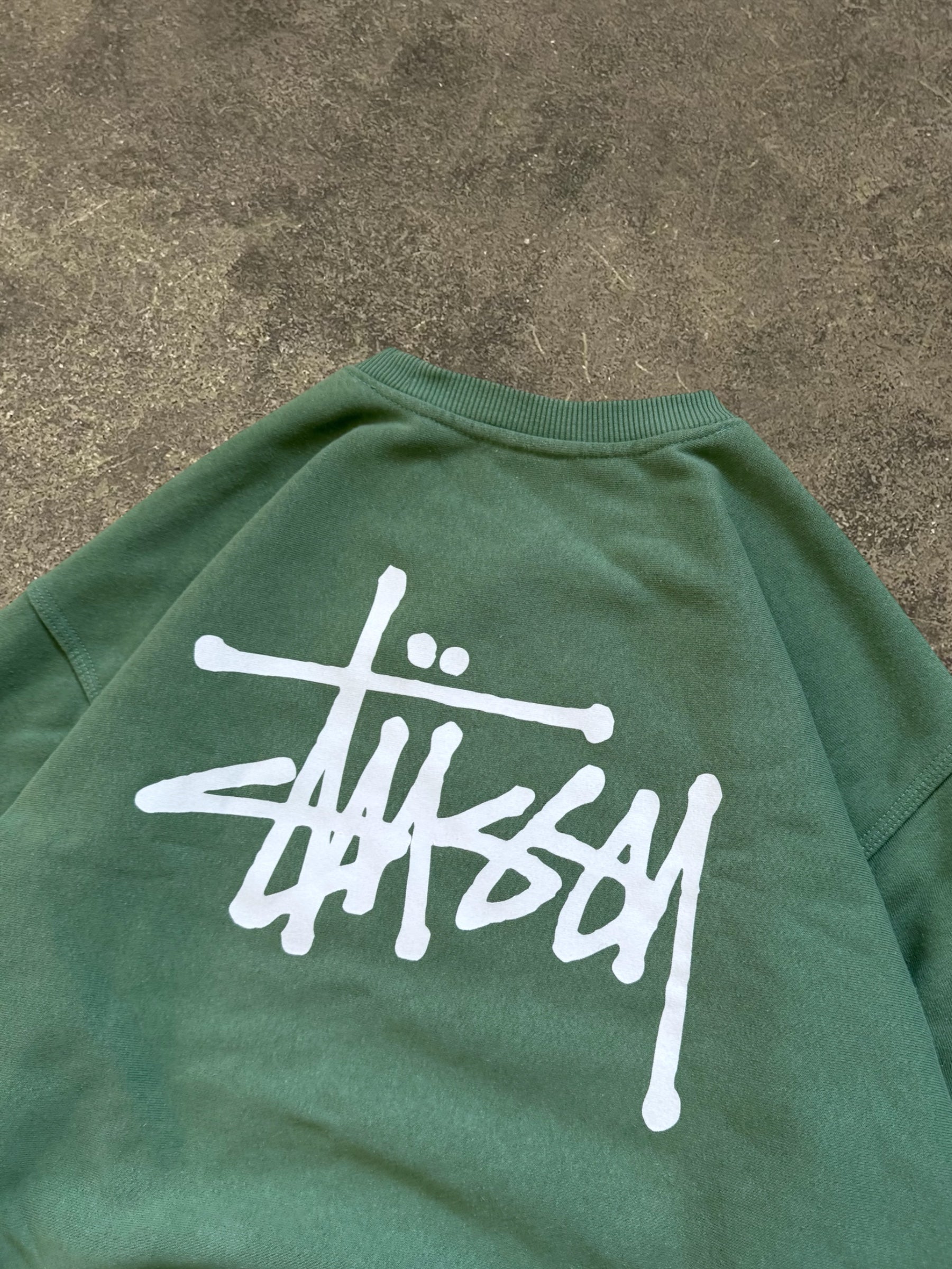 STÜSSY GREEN BASIC LOGO SWEATSHIRT