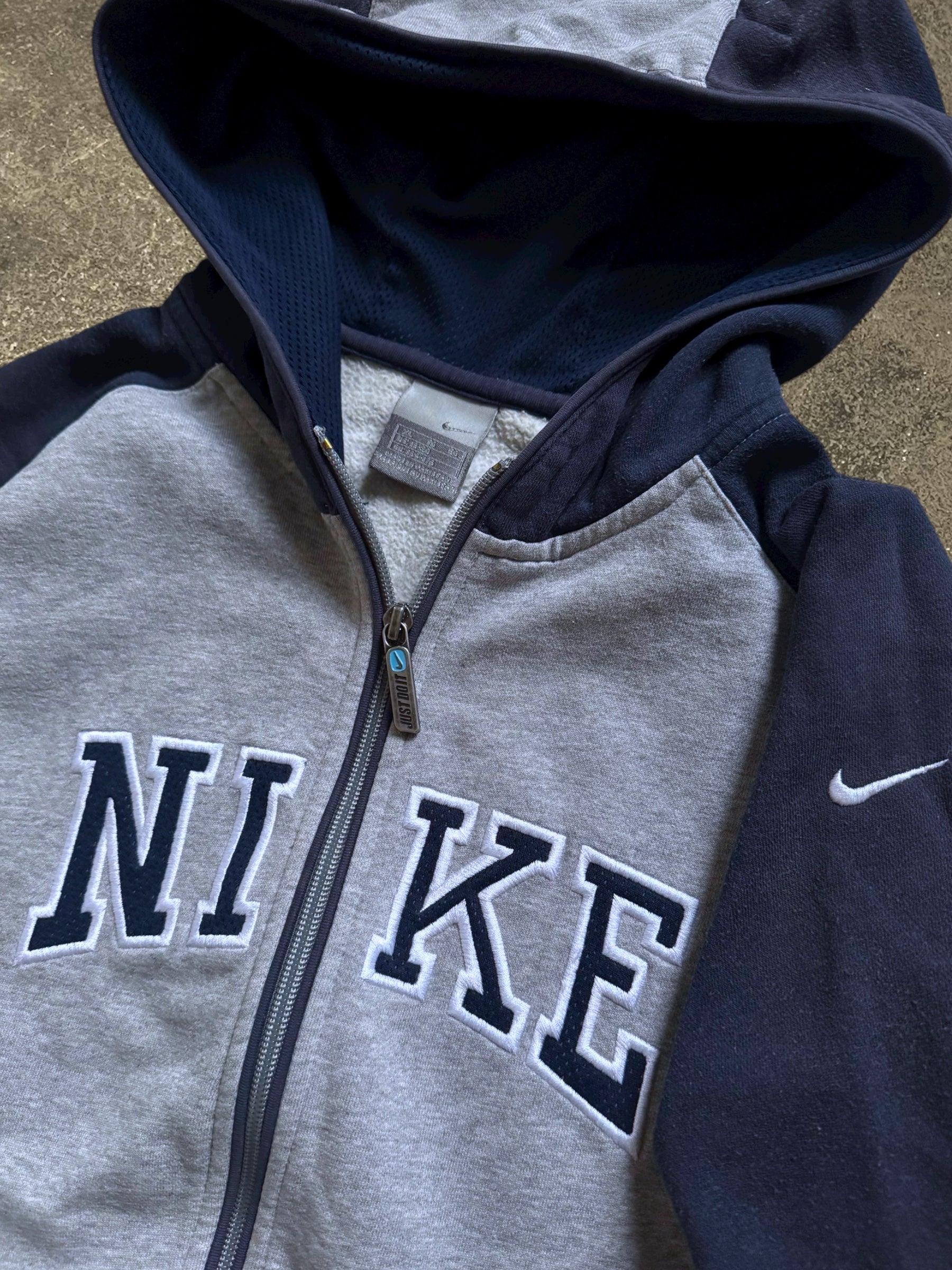 VINTAGE 00S NIKE SPELLOUT LOGO HOODIE