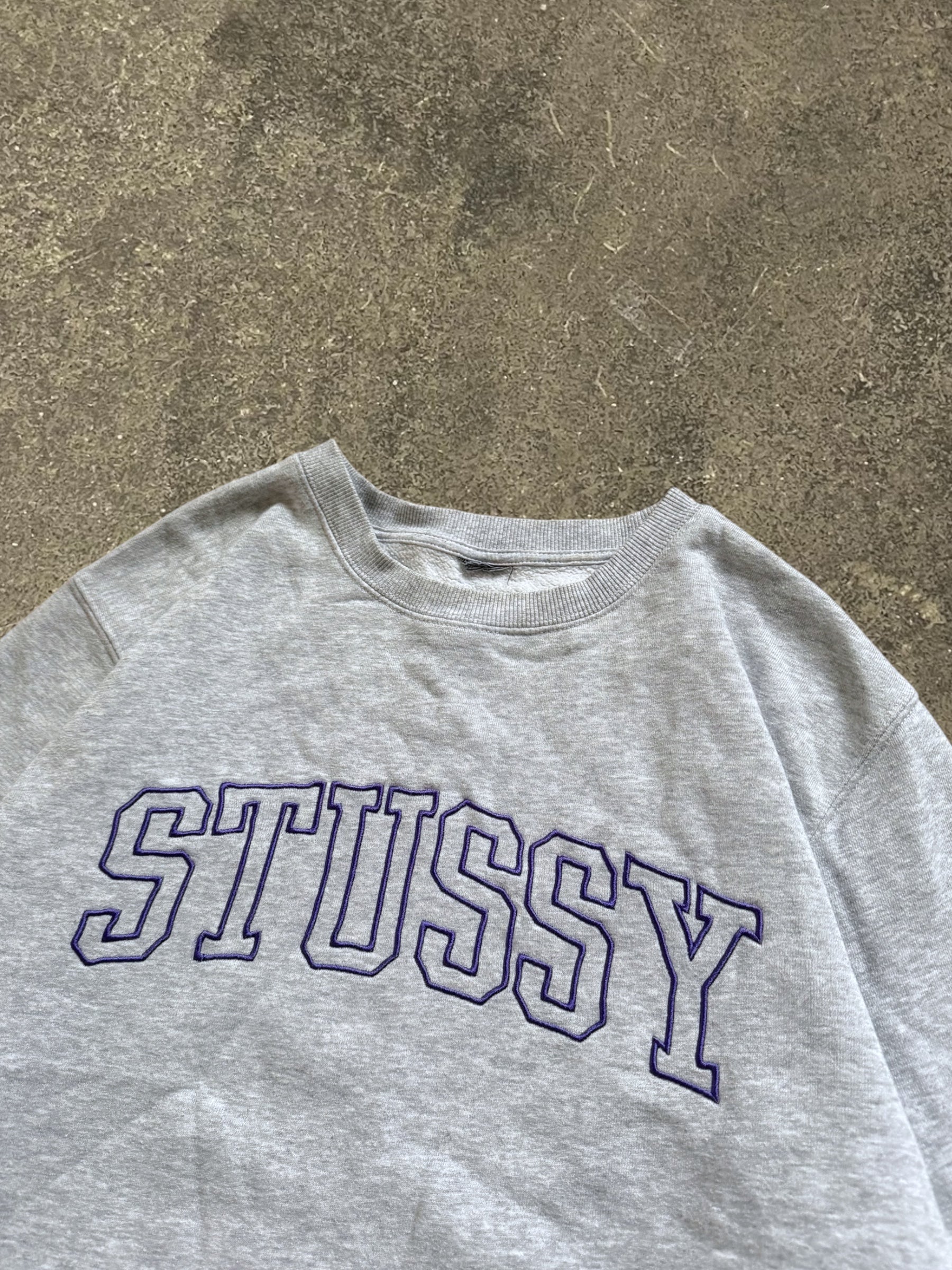 STÜSSY GREY SPELLOUT LOGO SWEATSHIRT