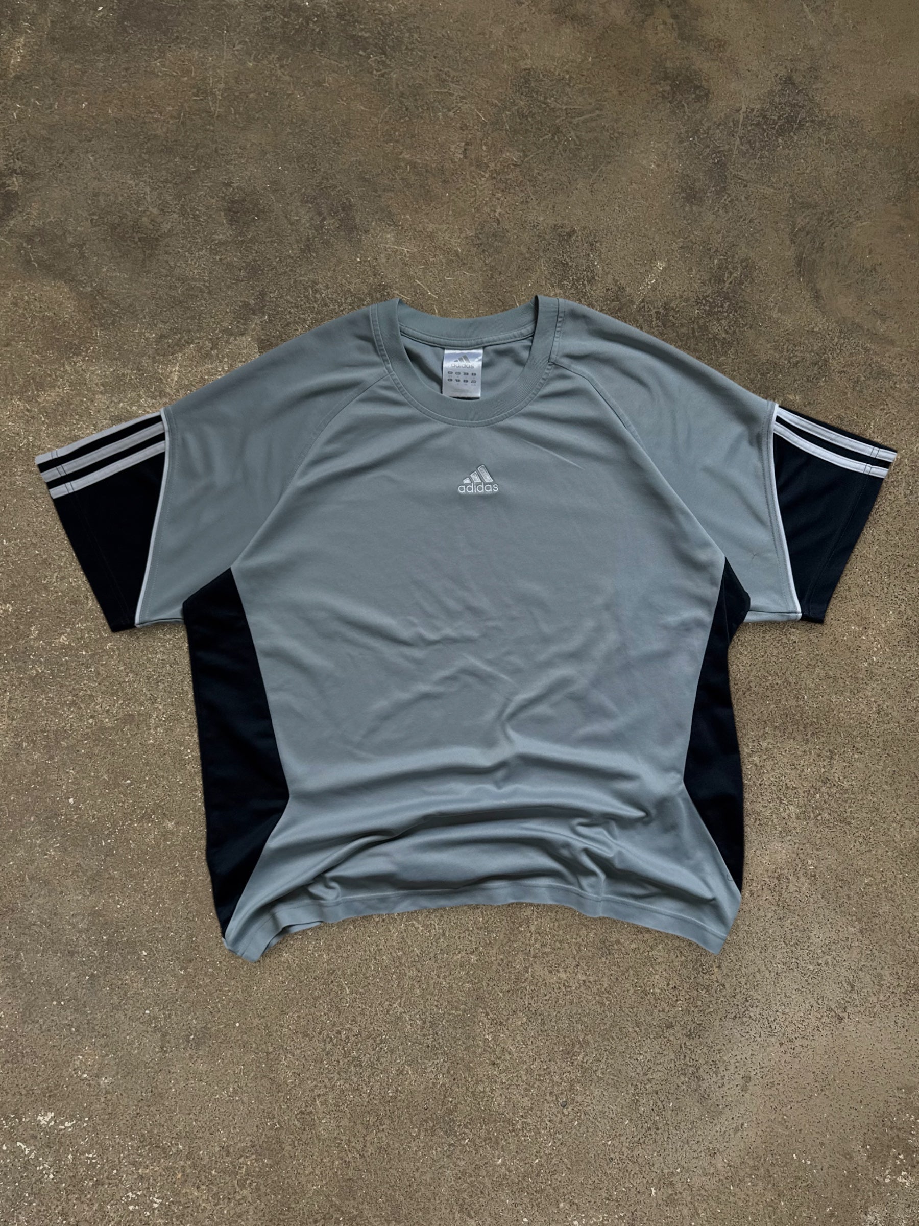 VINTAGE 00S ADIDAS T-SHIRT