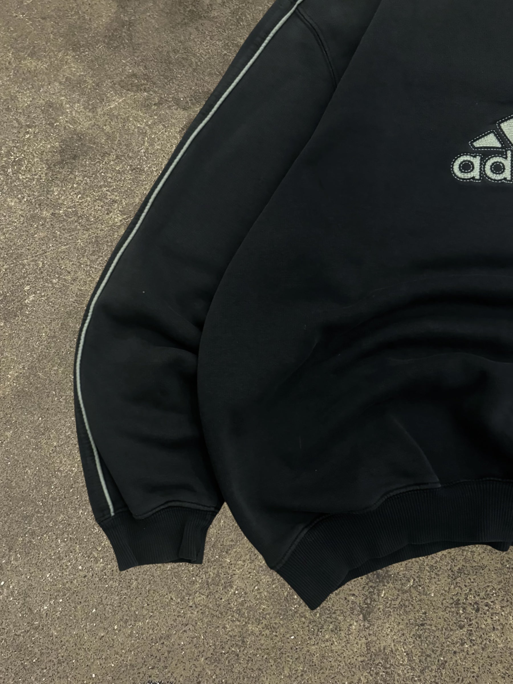VINTAGE 90S BLACK ADIDAS SWEATSHIRT