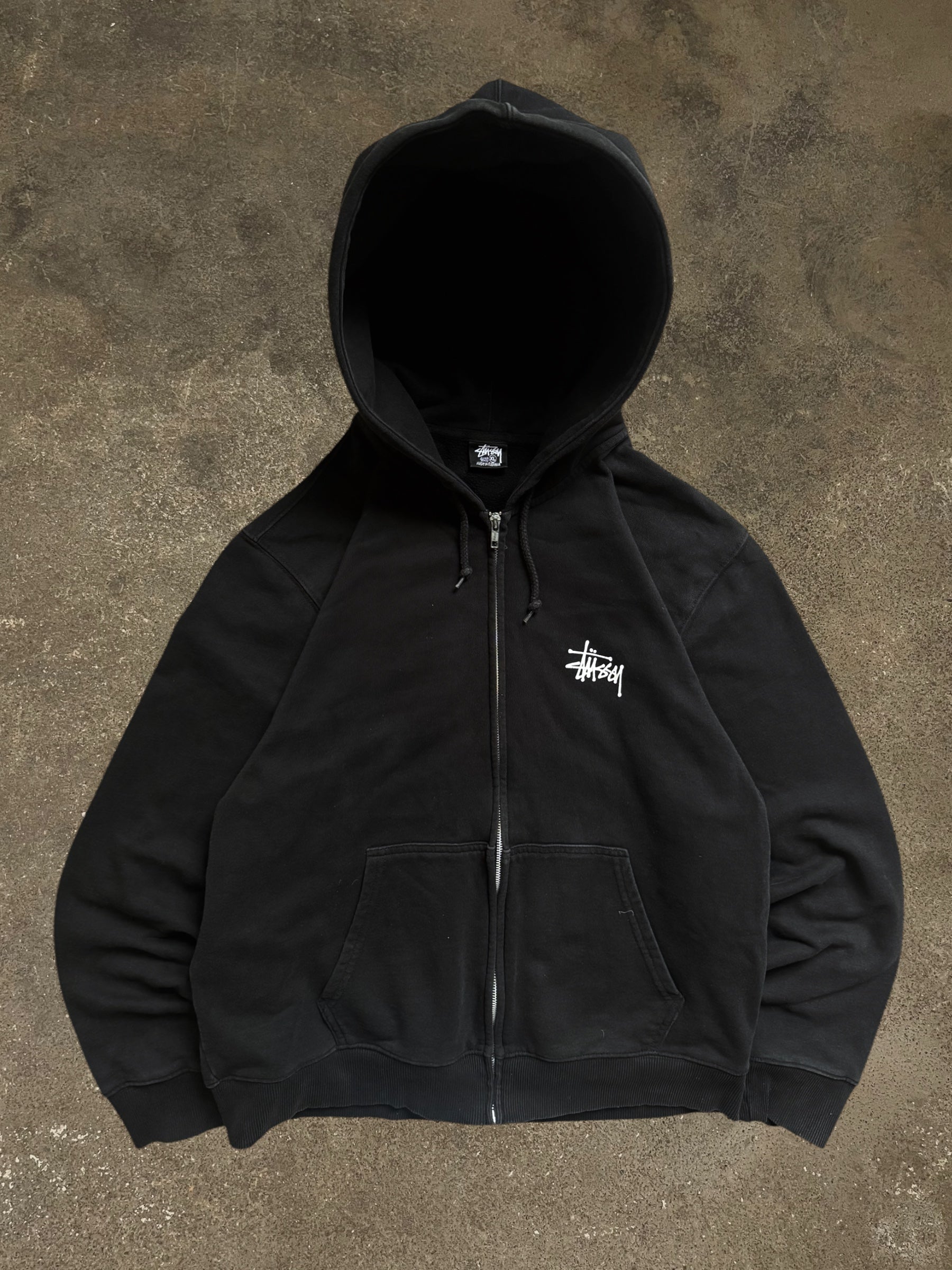 STÜSSY BLACK BASIC LOGO ZIP-UP HOODIE