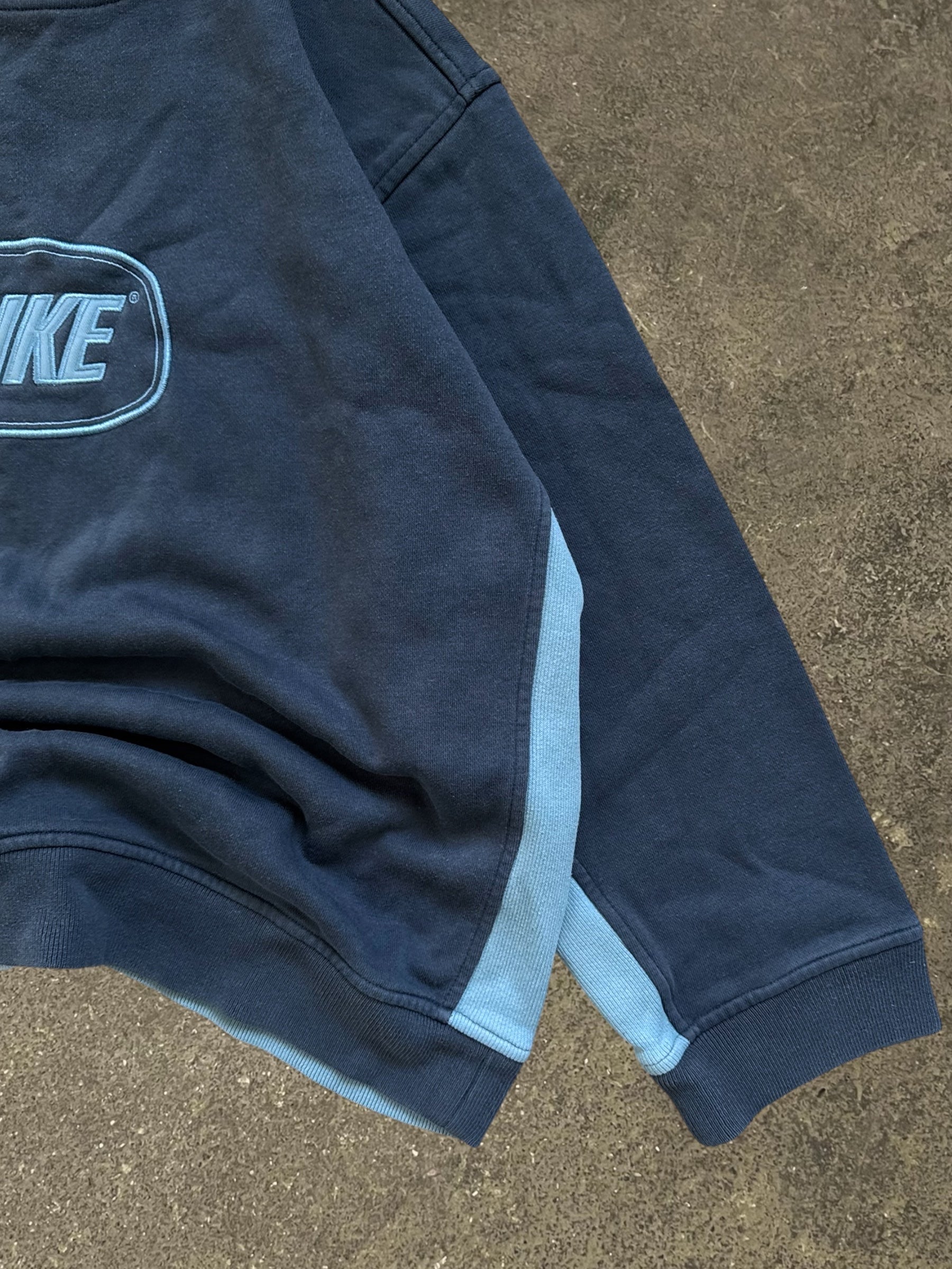 VINTAGE 00S NIKE NAVY SPELL OUT SWEATSHIRT