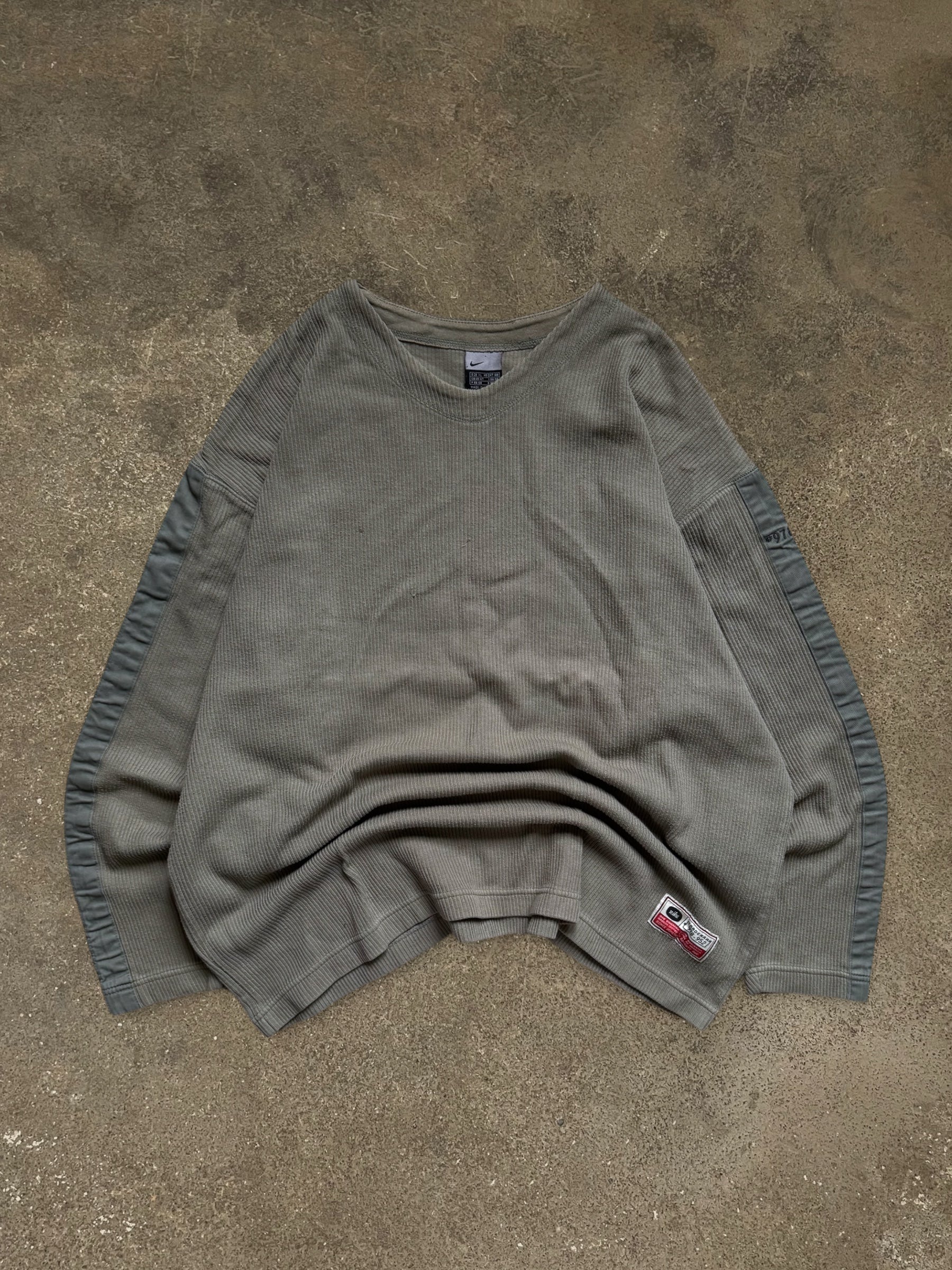 VINTAGE 00S NIKE SWEATSHIRT