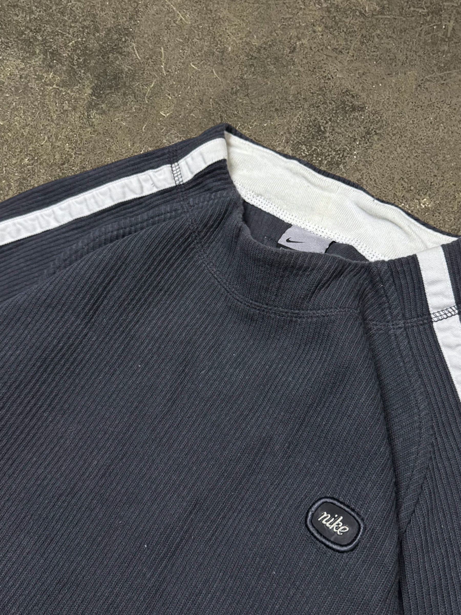 VINTAGE 00S NIKE SWEATSHIRT