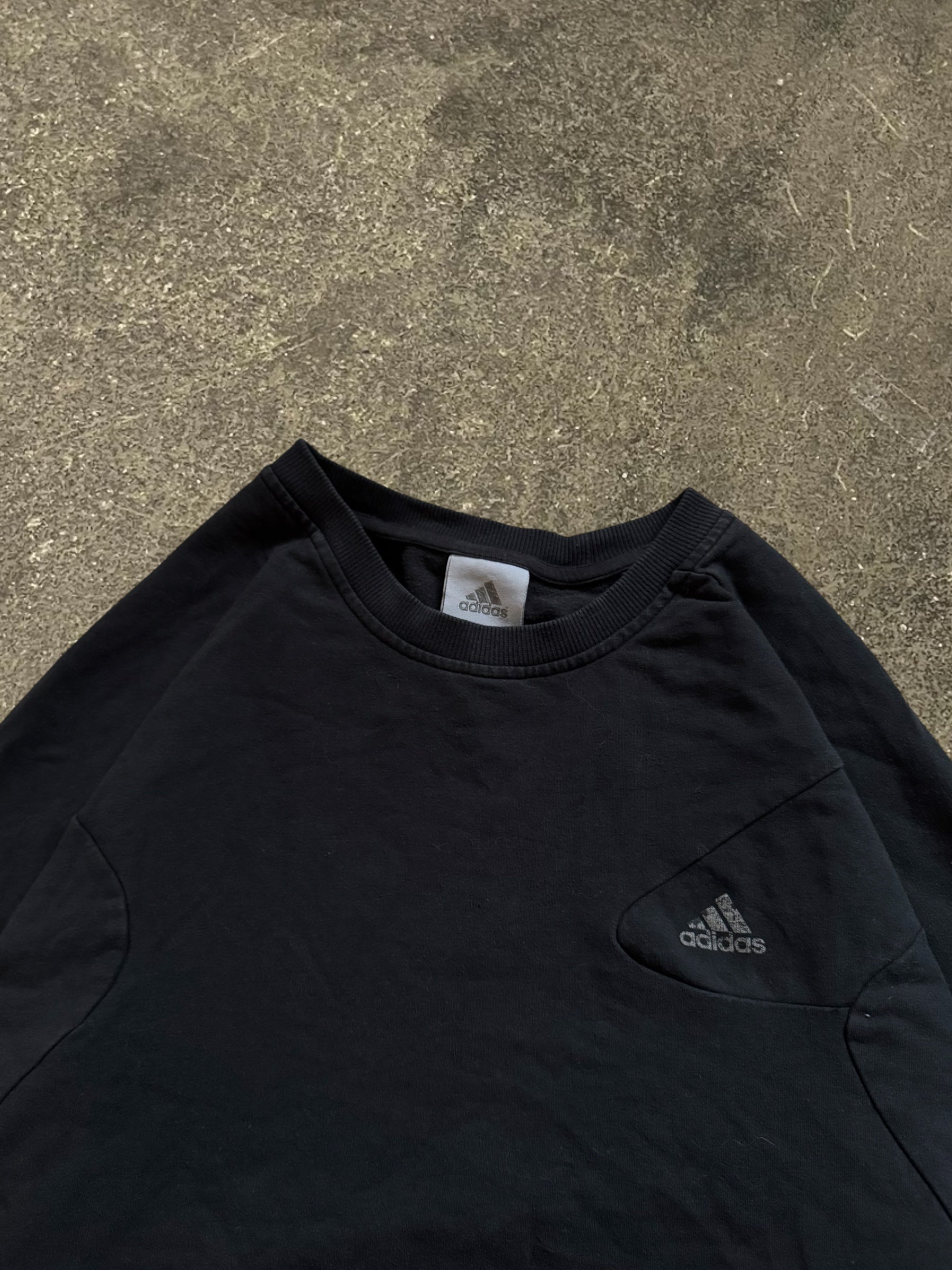 VINTAGE 00S BLACK ADIDAS SWEATSHIRT