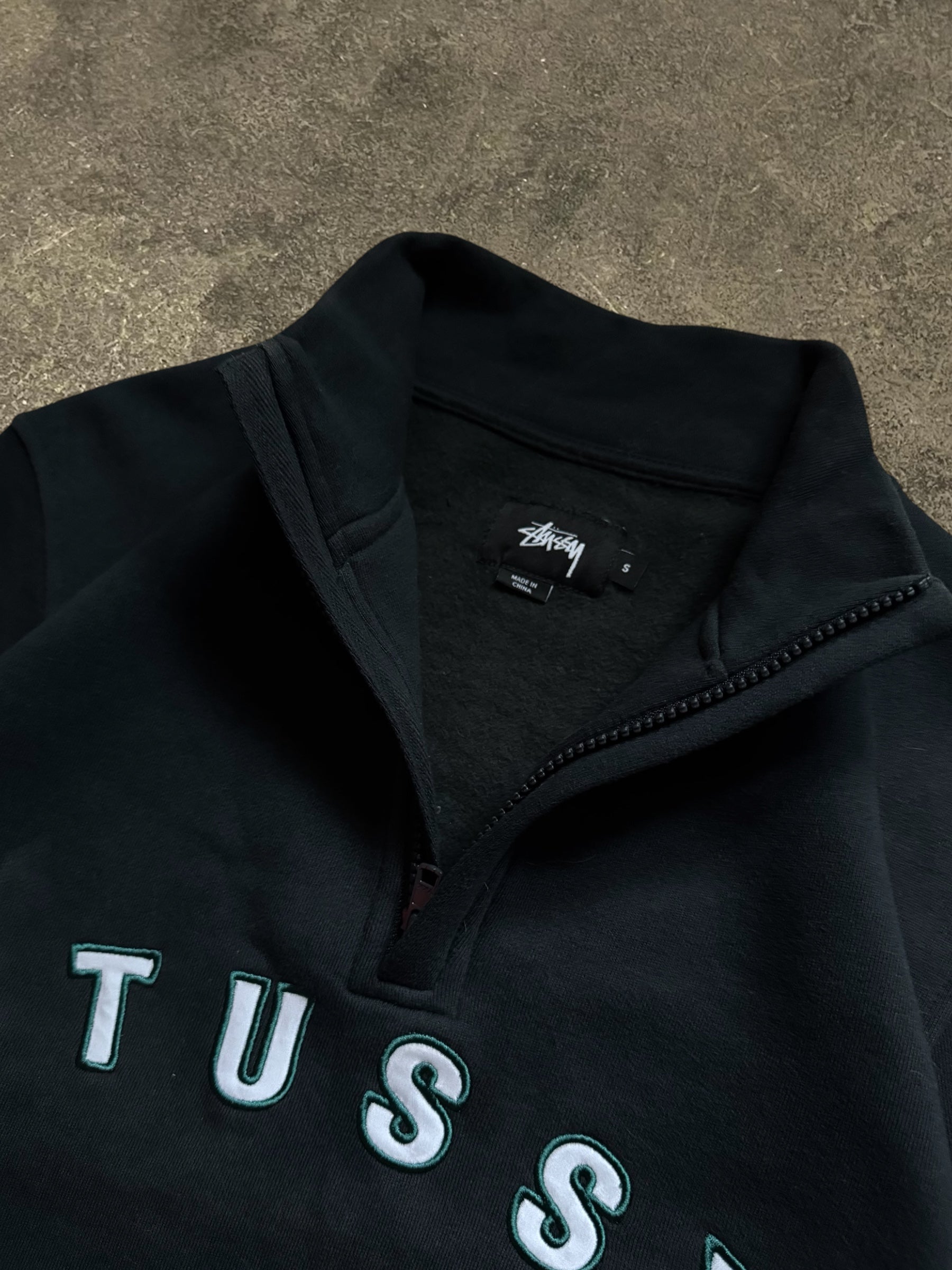 STÜSSY QUARTER ZIP SWEATSHIRT