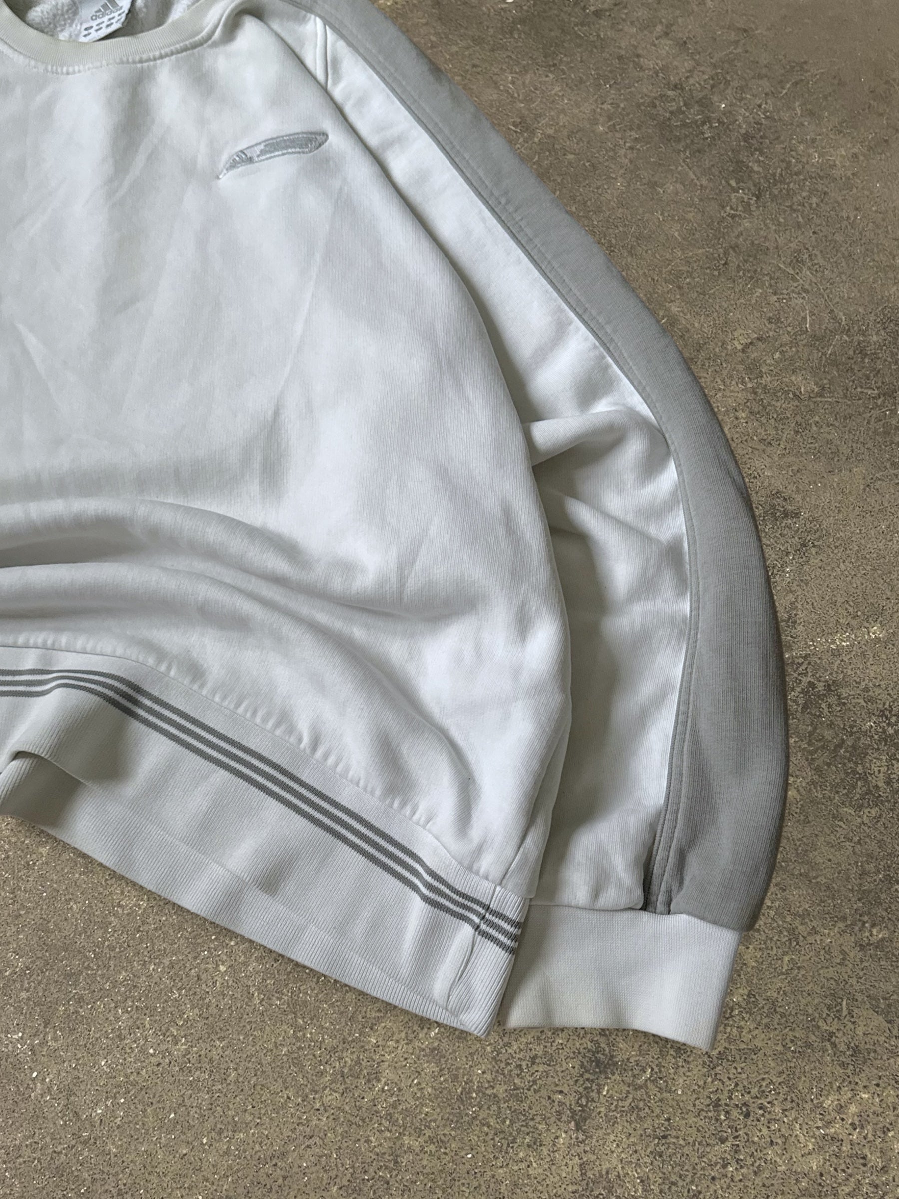 VINTAGE 00S ADIDAS SWEATSHIRT