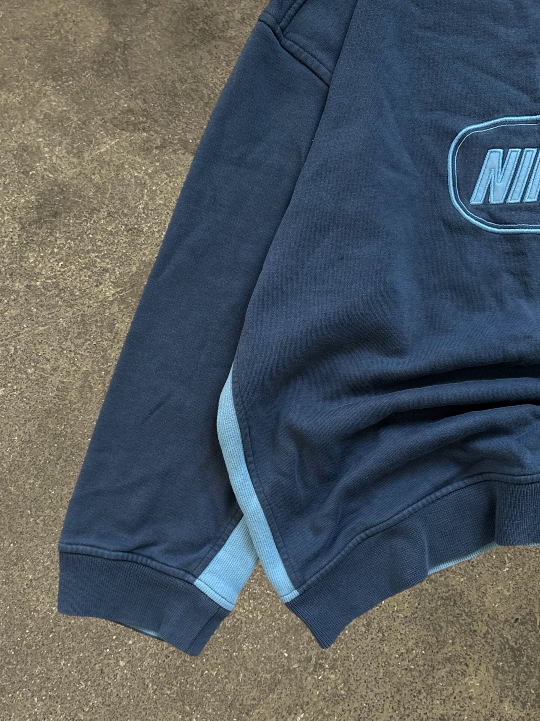 VINTAGE 00S NIKE NAVY SPELL OUT SWEATSHIRT