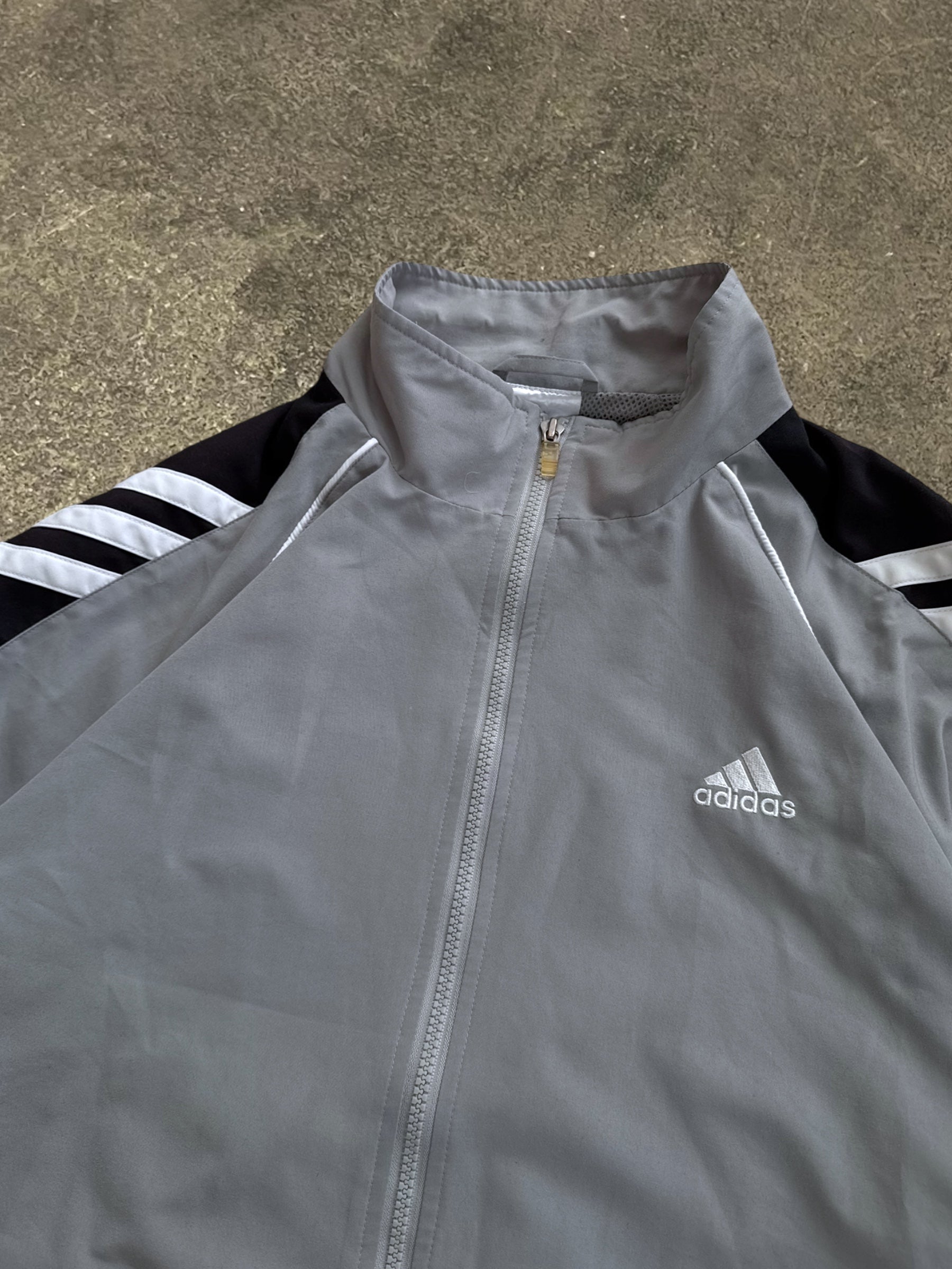 VINTAGE 00S GREY ADIDAS WINDBREAKER