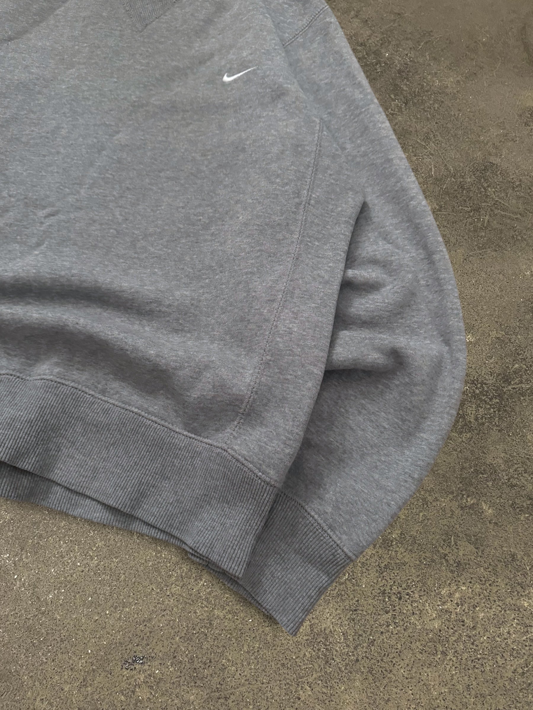 VINTAGE 00S NIKE SWEATSHIRT