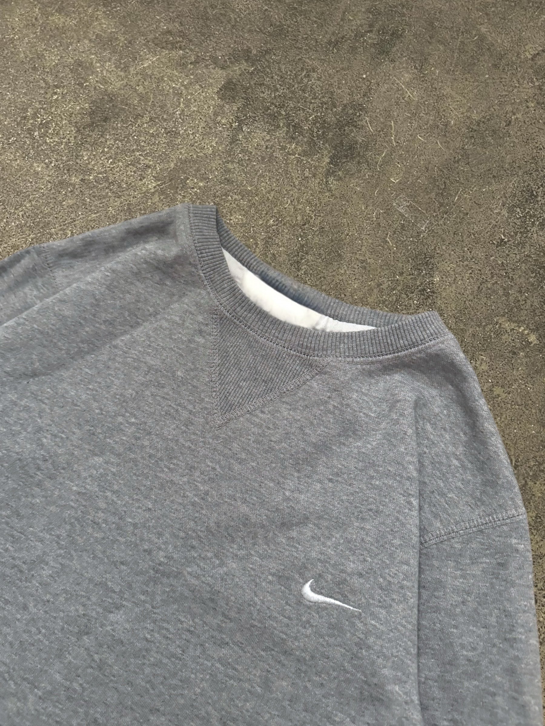 VINTAGE 00S NIKE SWEATSHIRT